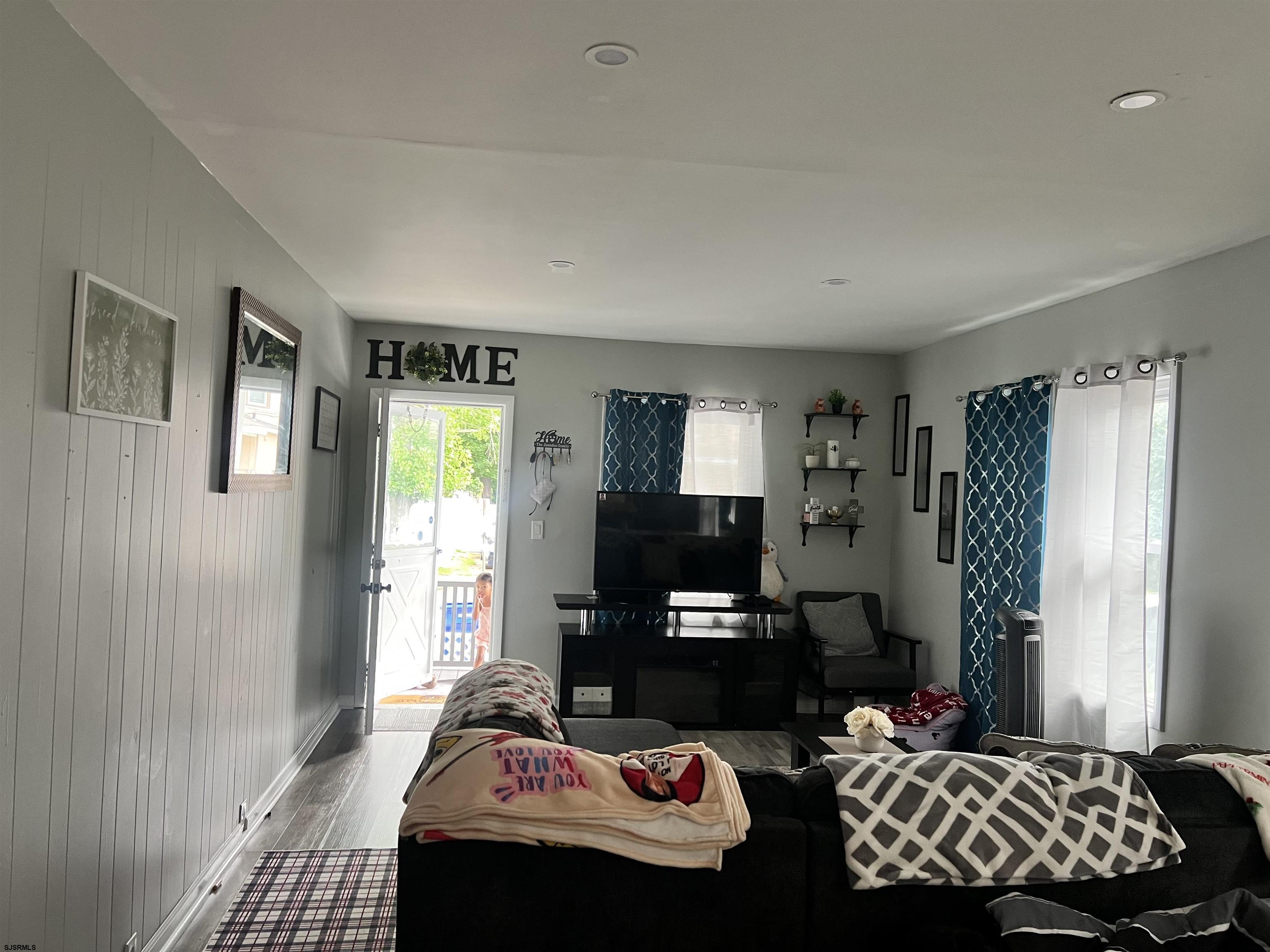 505 E Oak Street - Picture 1