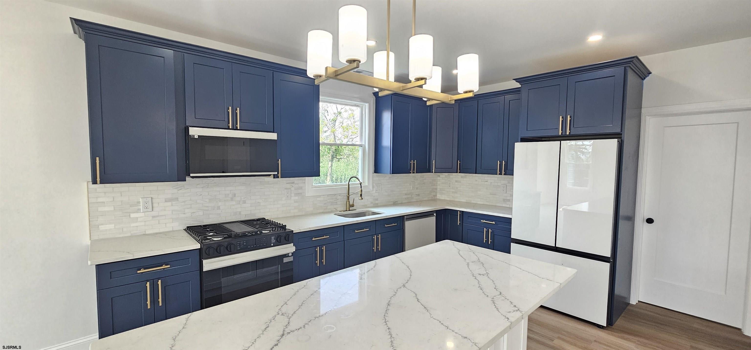 227 E Bayview Avenue - Picture 3