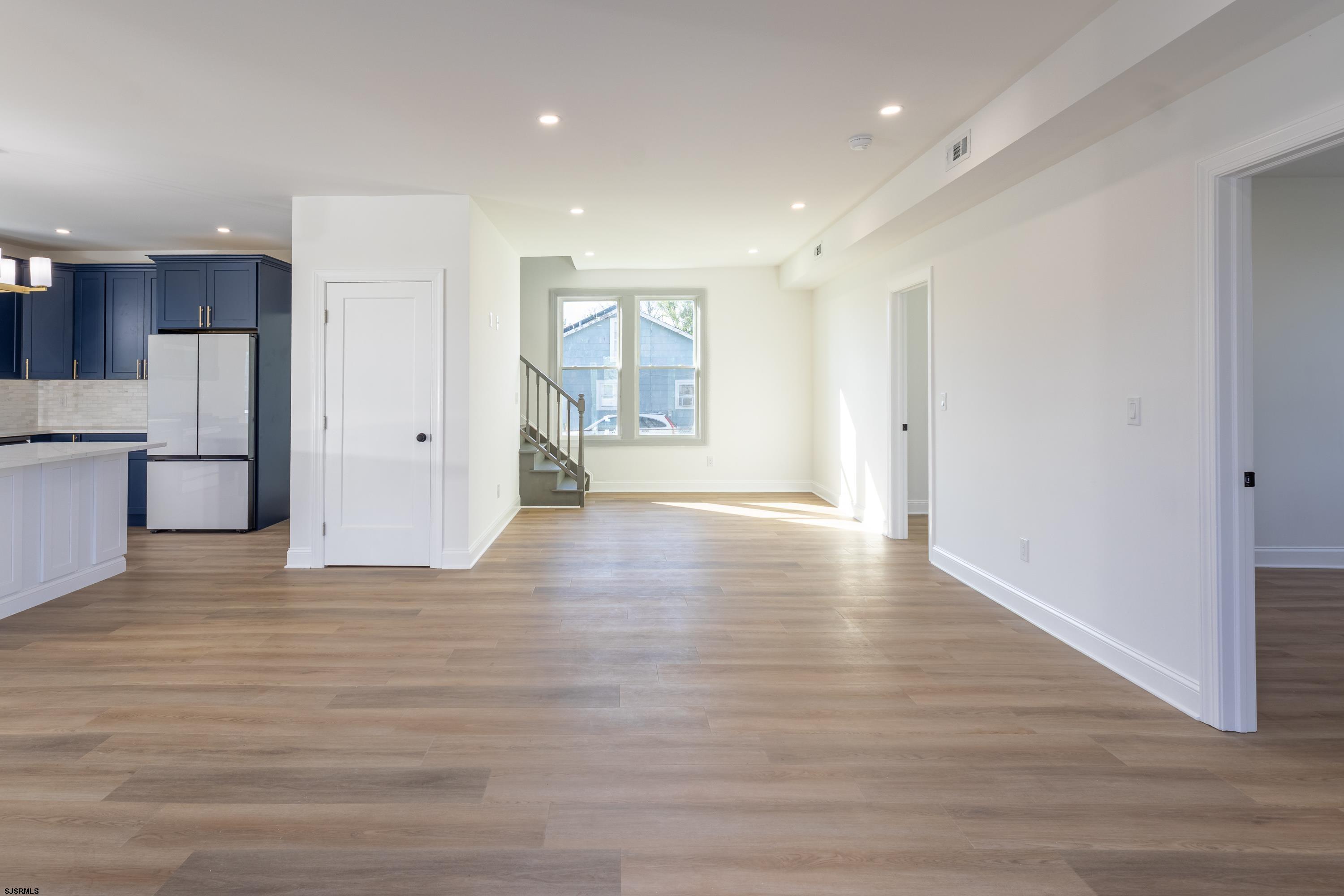 227 E Bayview Avenue - Picture 4