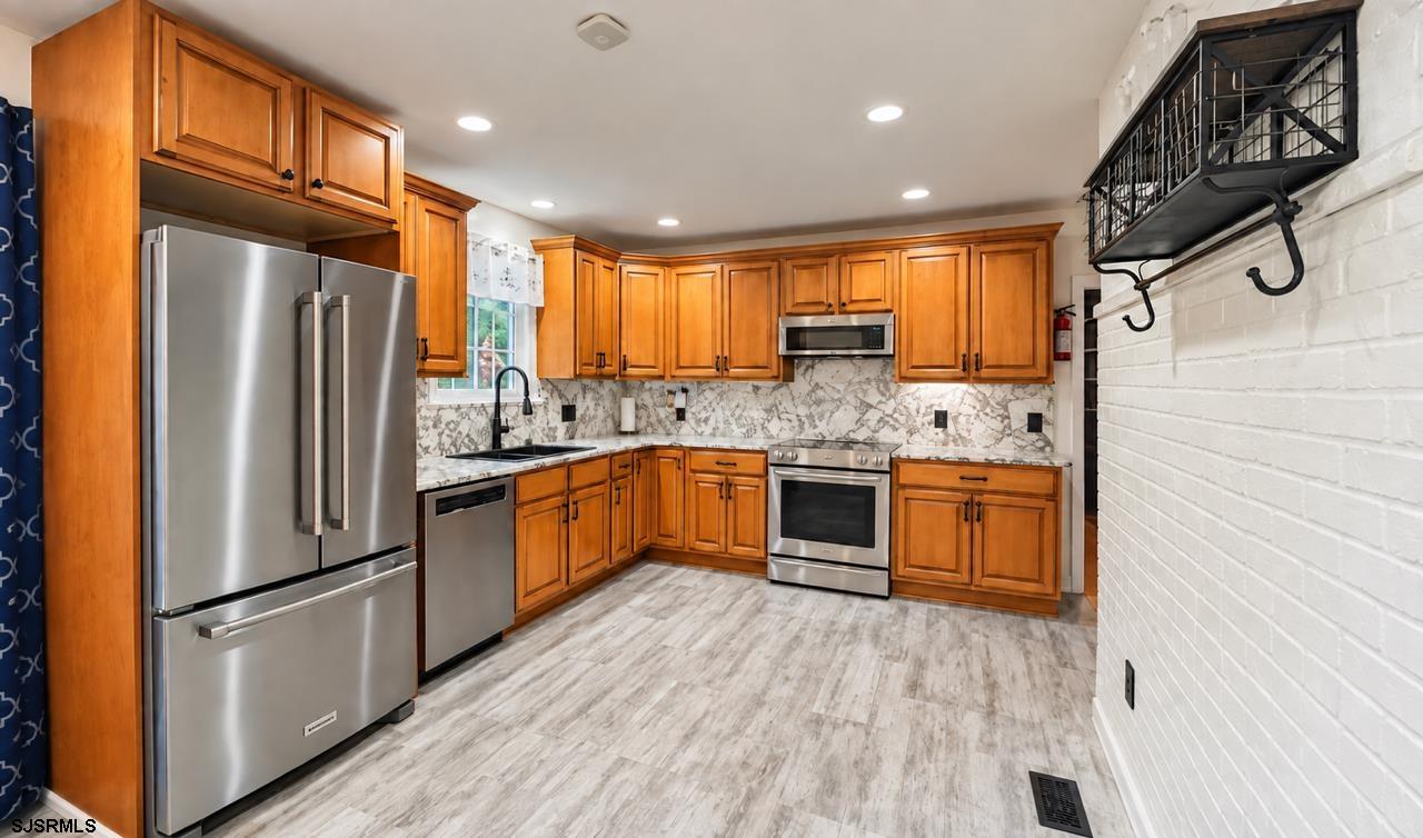 2460 Buttonwood Drive