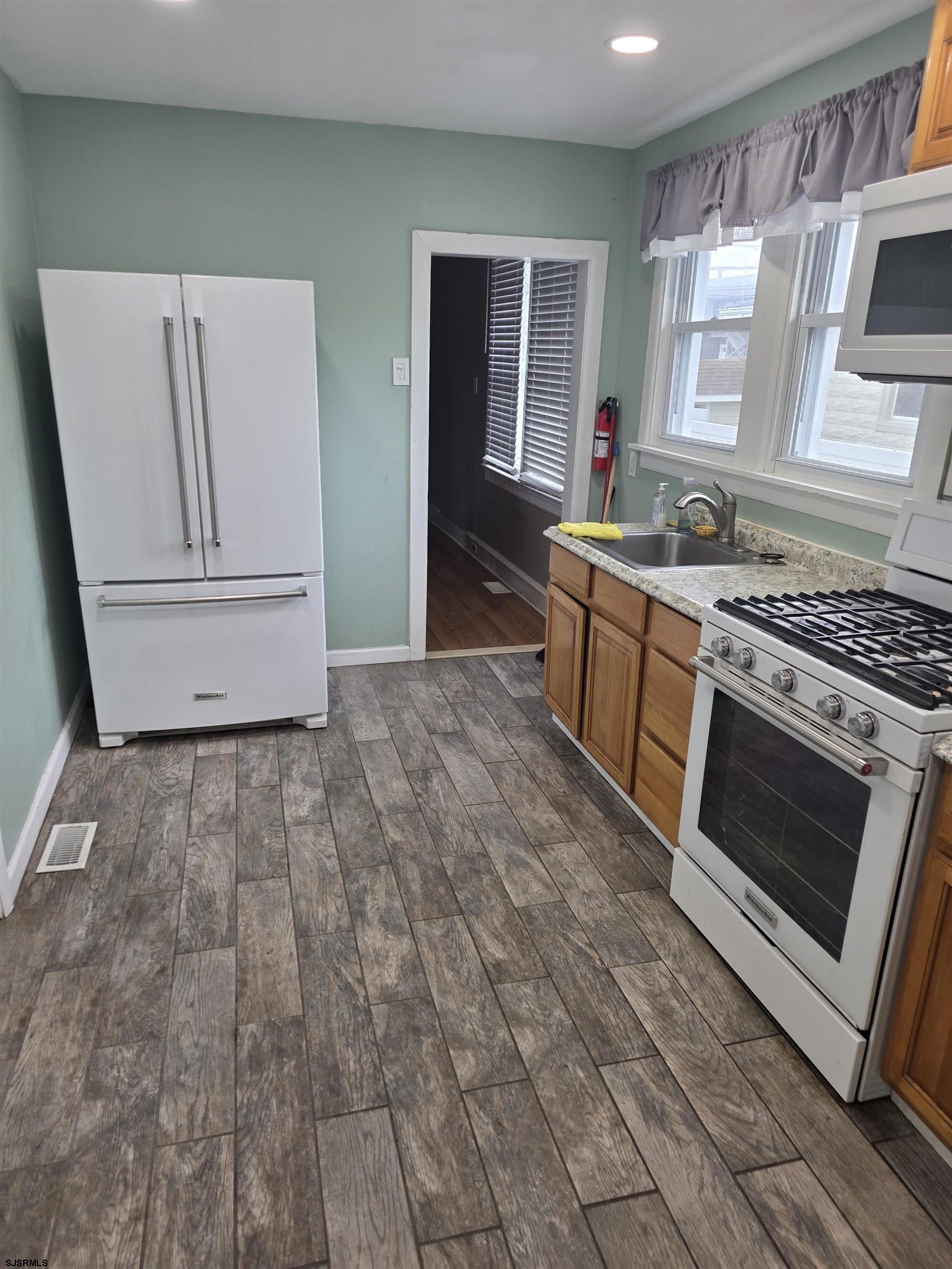 1048 N Main Street - Picture 4