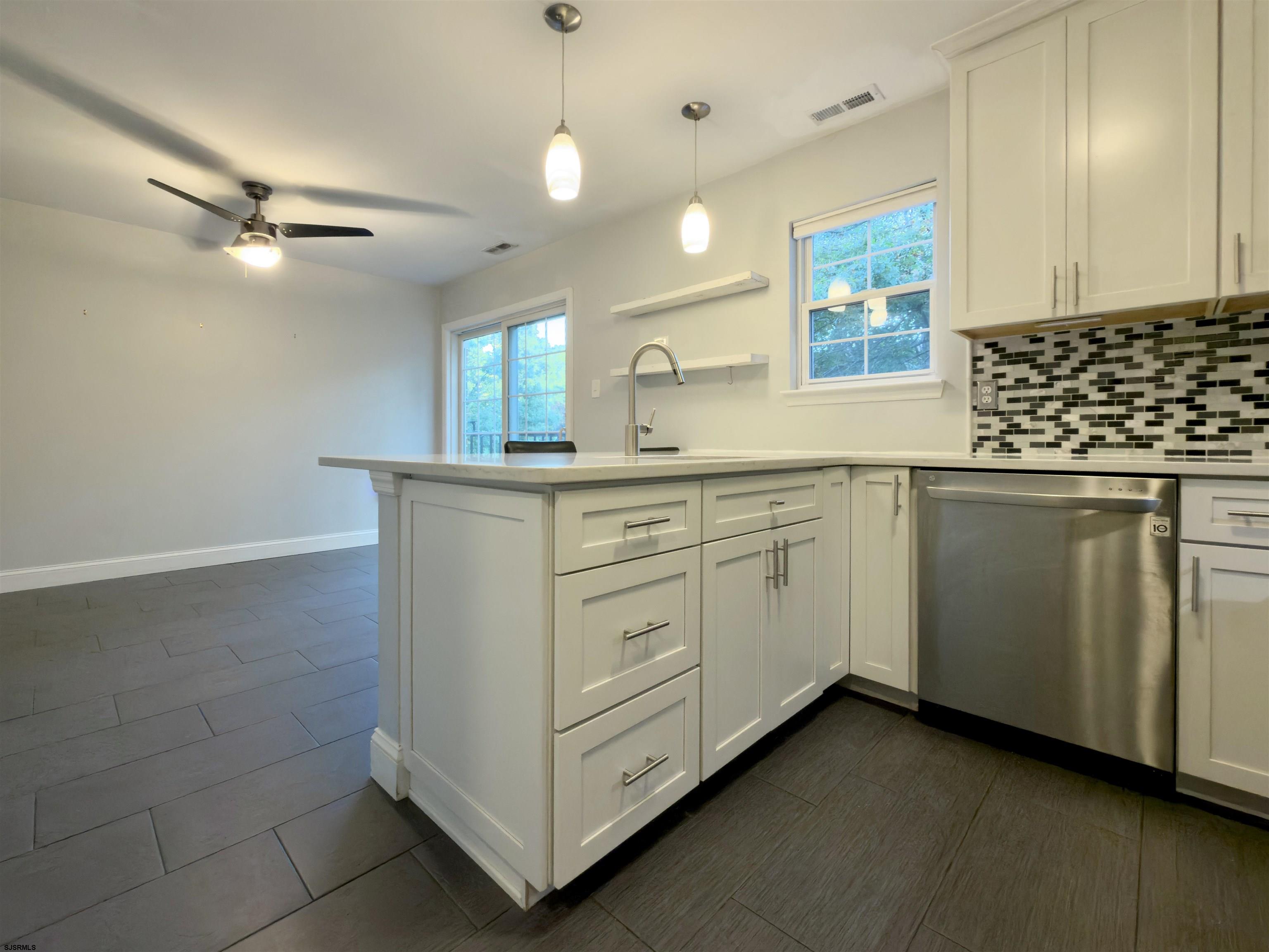 1553 Thomas Jefferson Ct - Picture 4