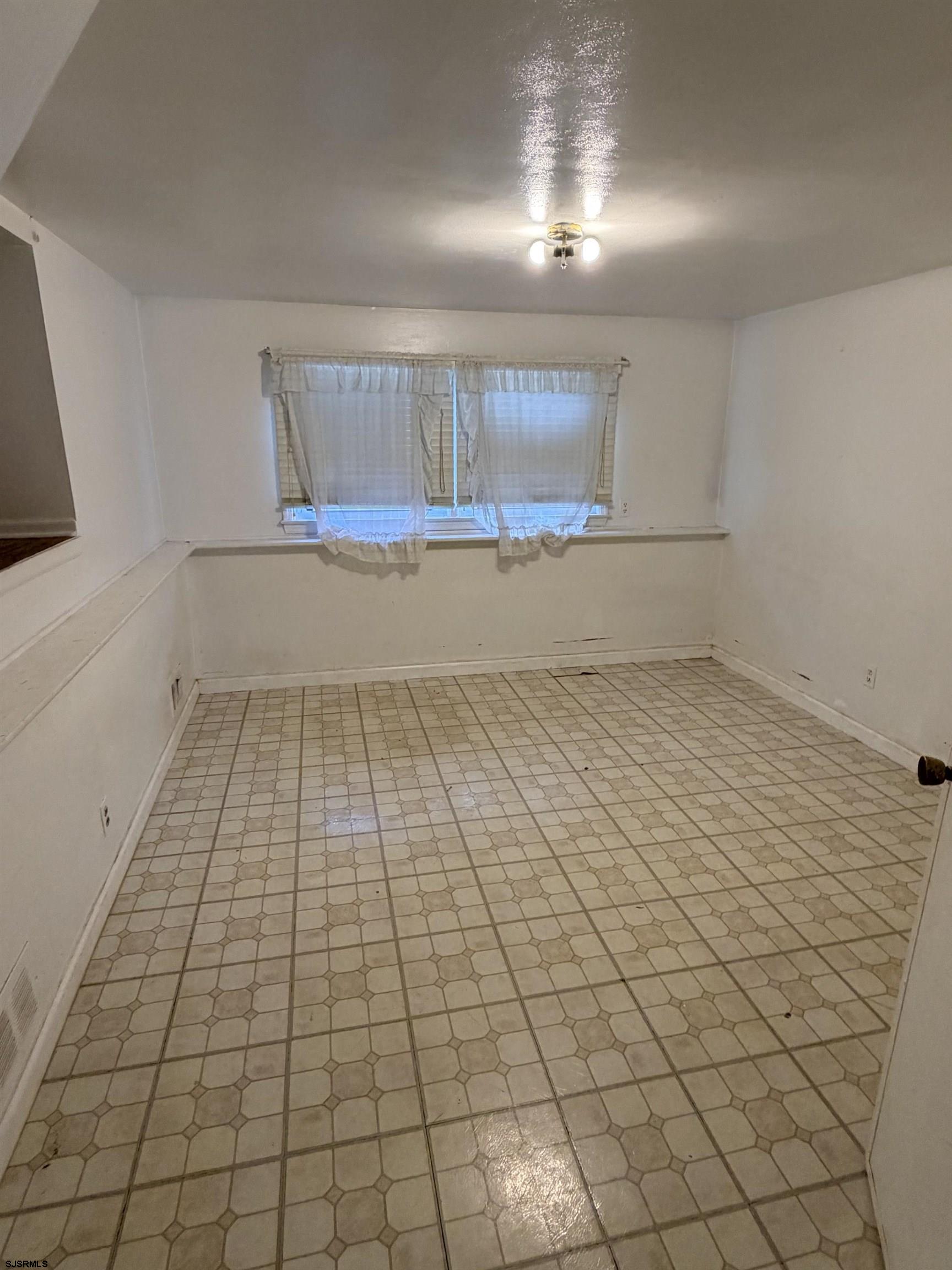 93 W Laurel Dr