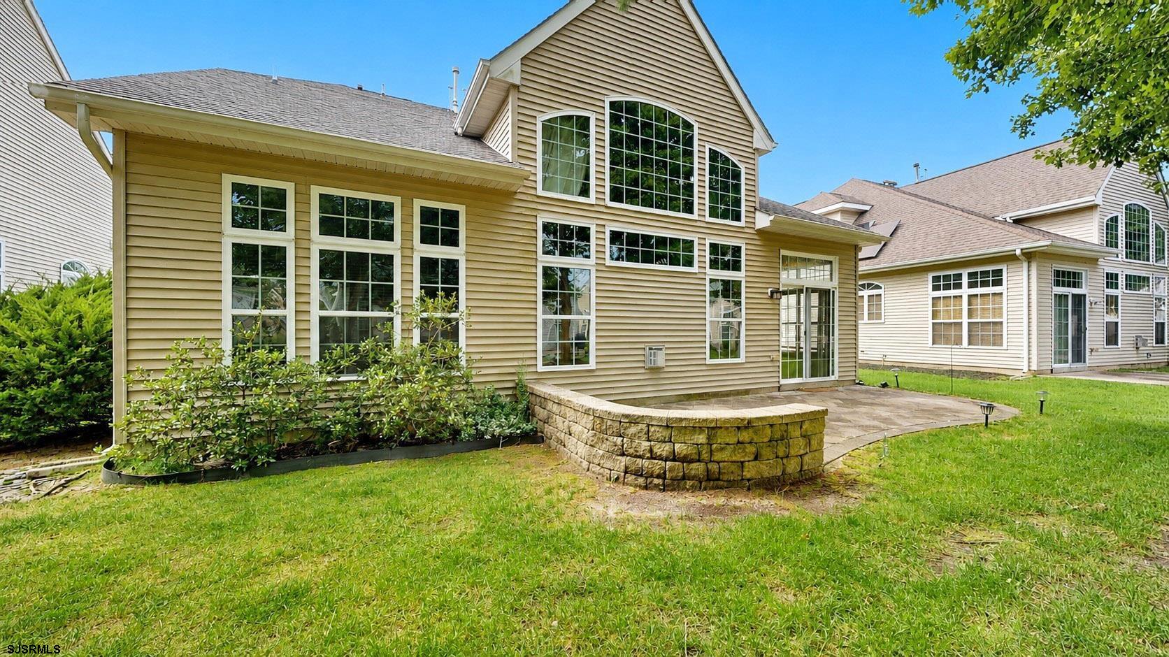 8 Lewis Dr