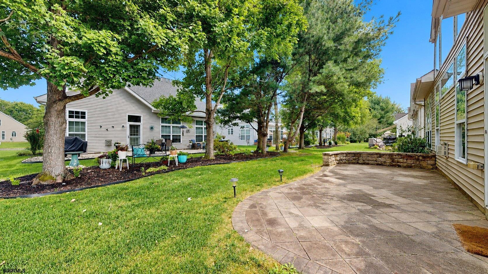 8 Lewis Dr