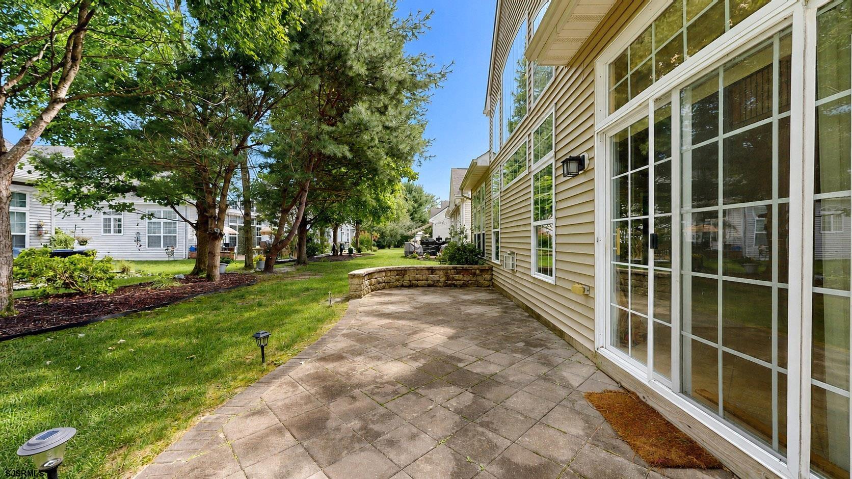 8 Lewis Dr