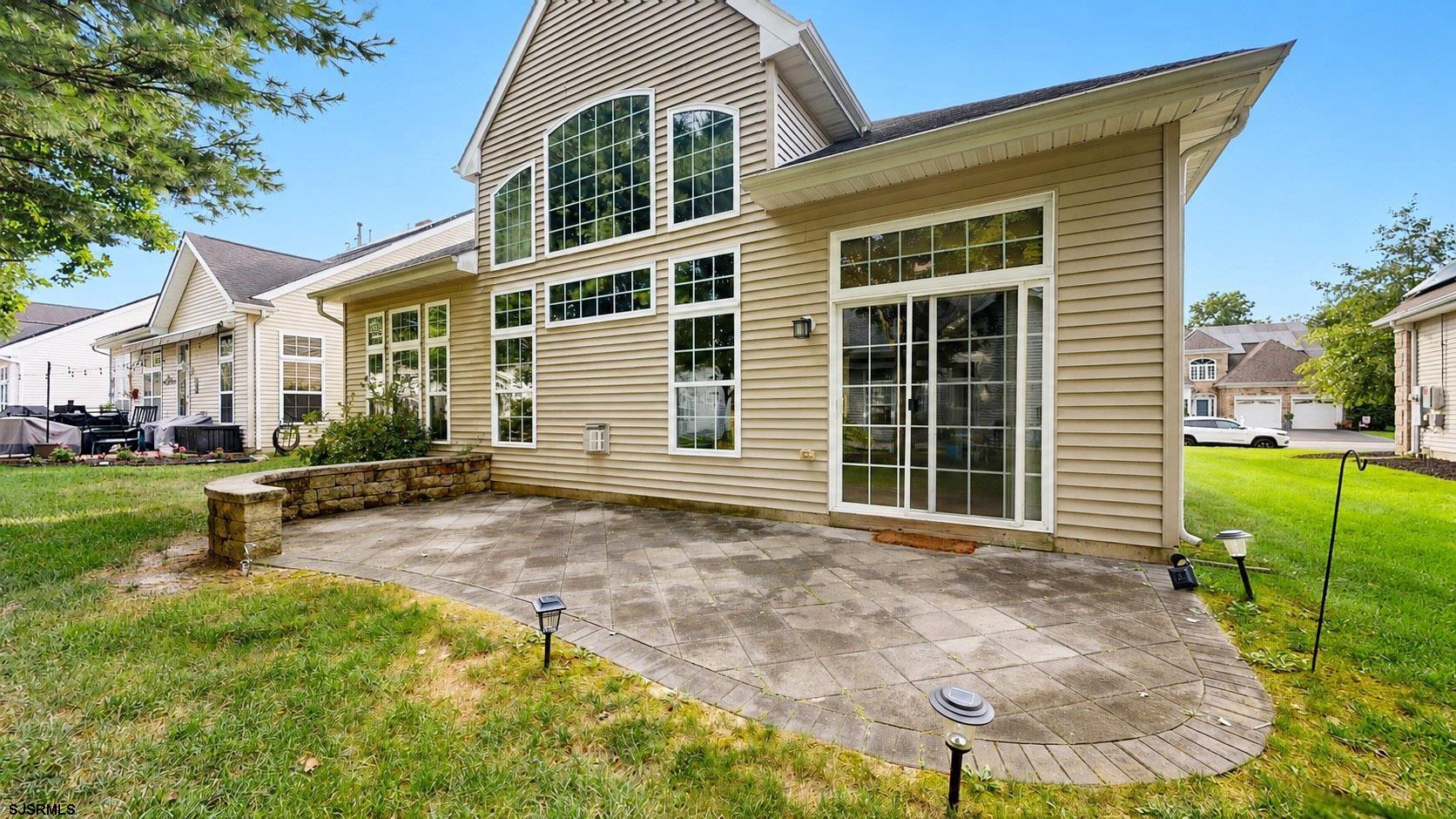 8 Lewis Dr