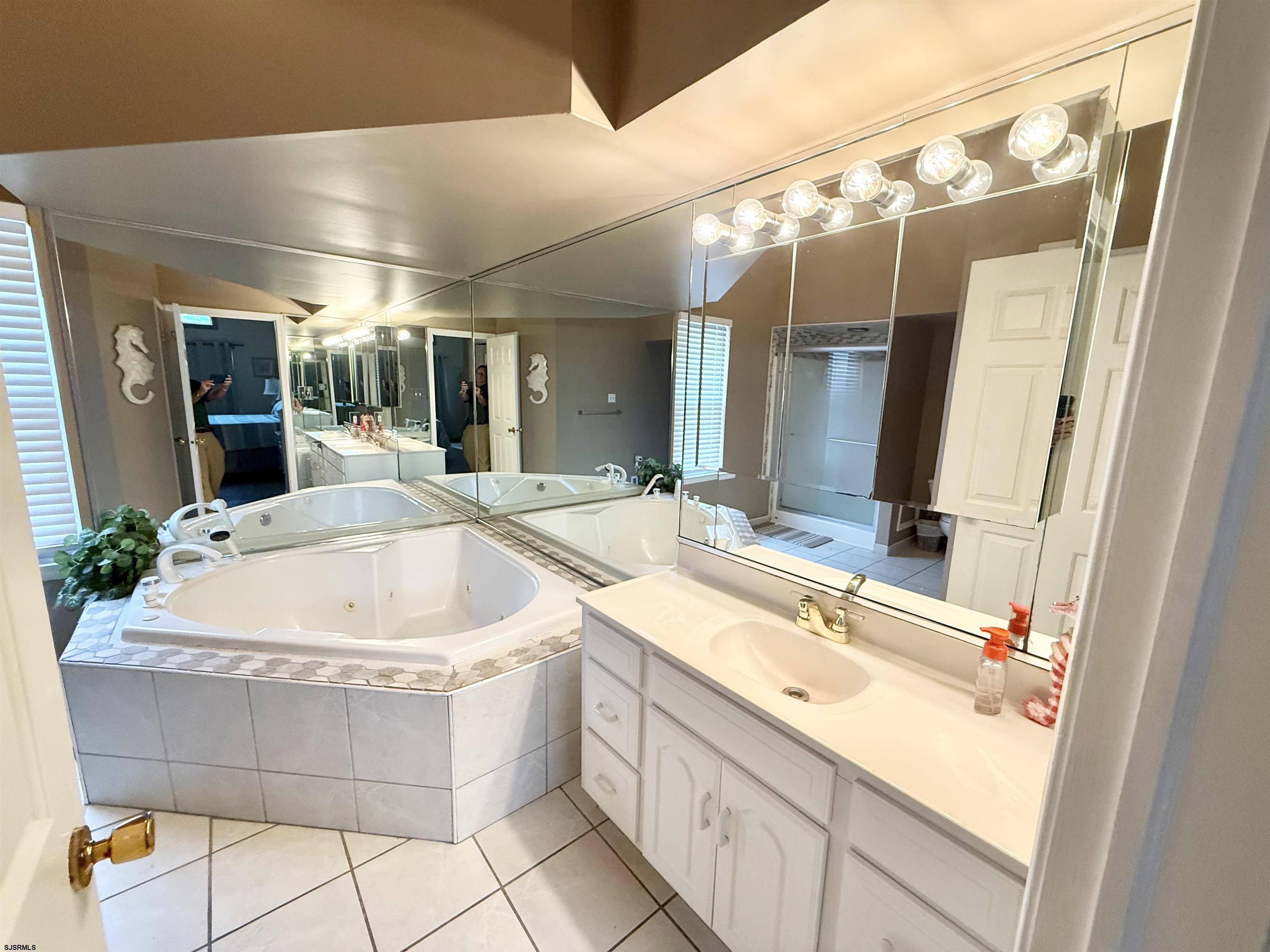 200 Creek Ct