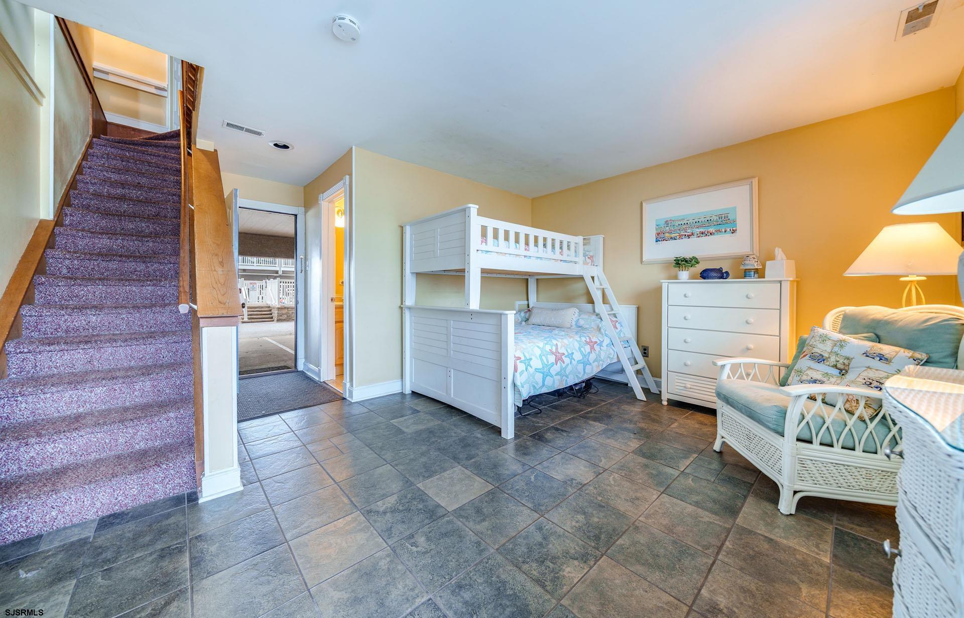 852 E 7th Street - Picture 4