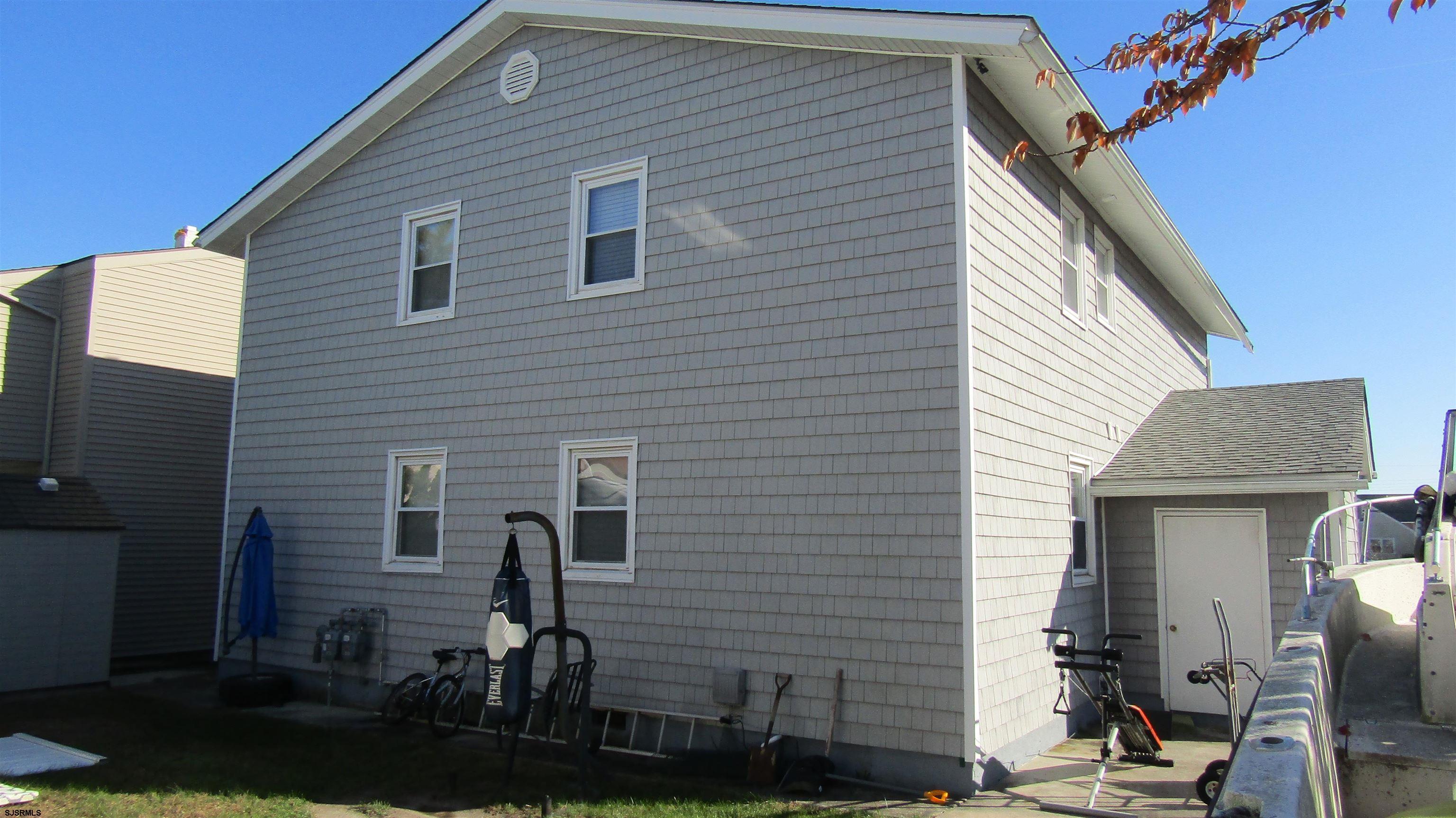 316-318 Hampshire Dr - Picture 2