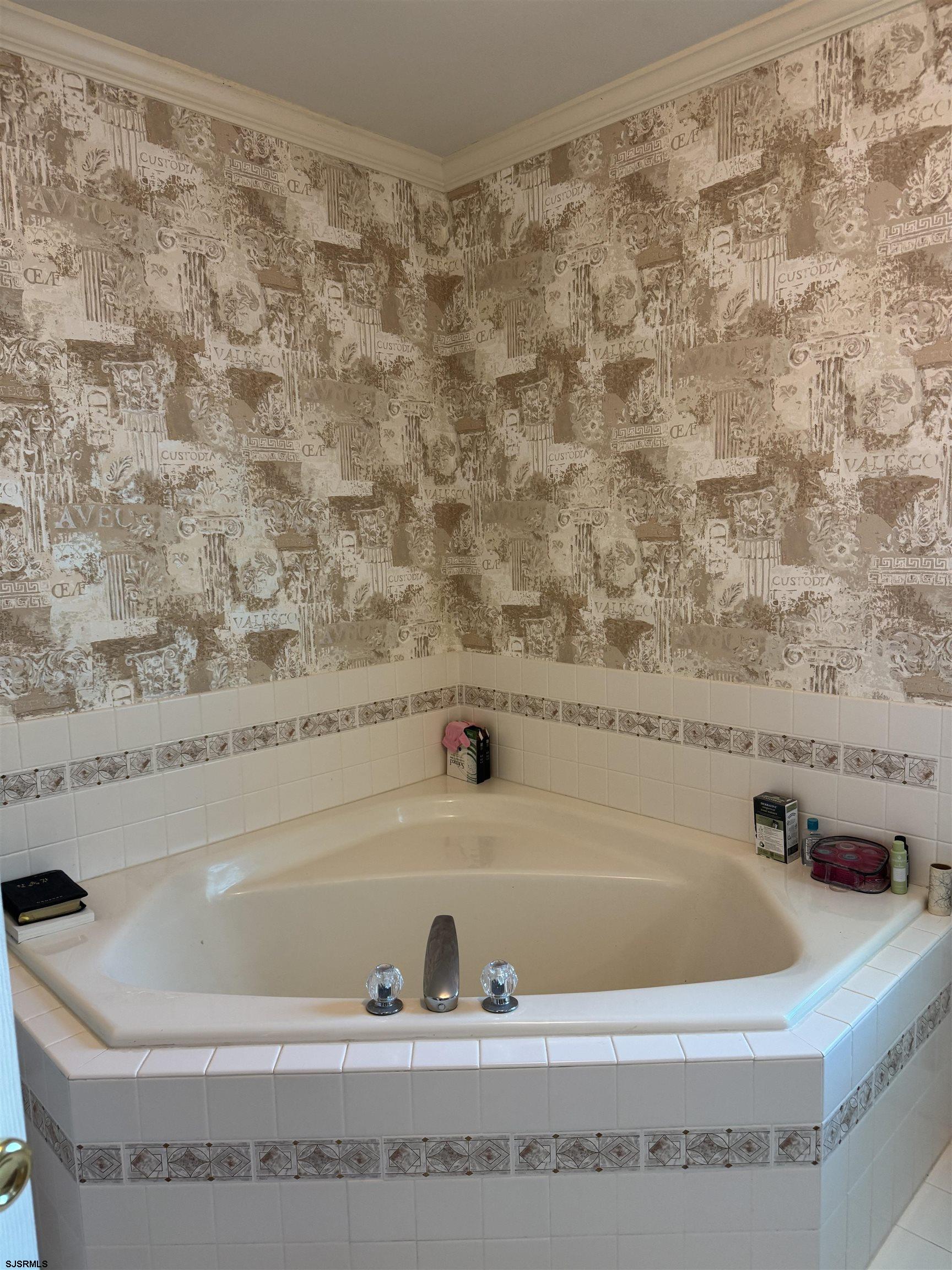 215 PEACH TREE LANE - Picture 1