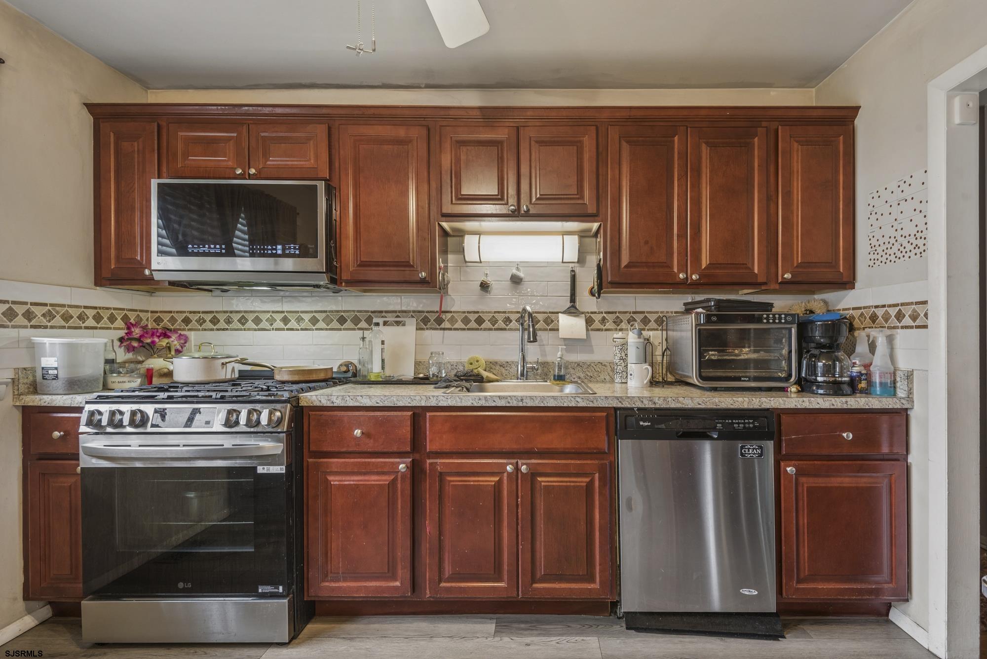 2 Walnut Dr