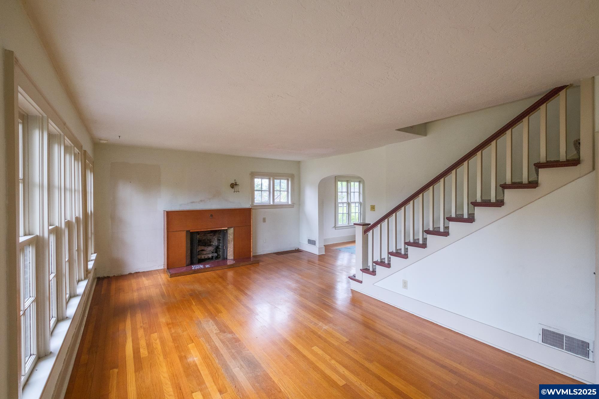 1082 Electric Av SE