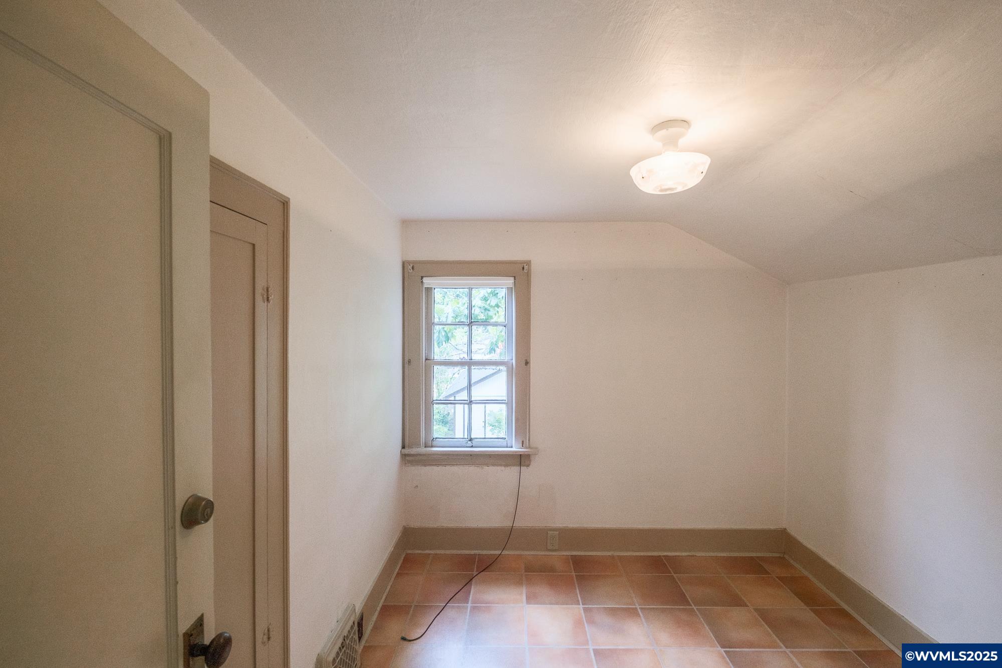 1082 Electric Av SE