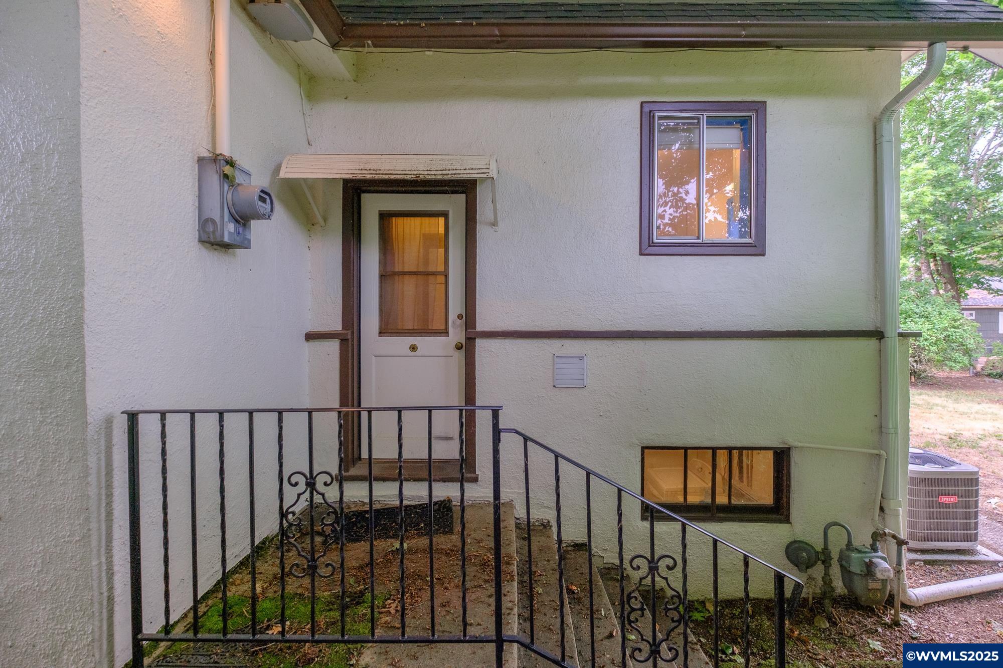 1082 Electric Av SE