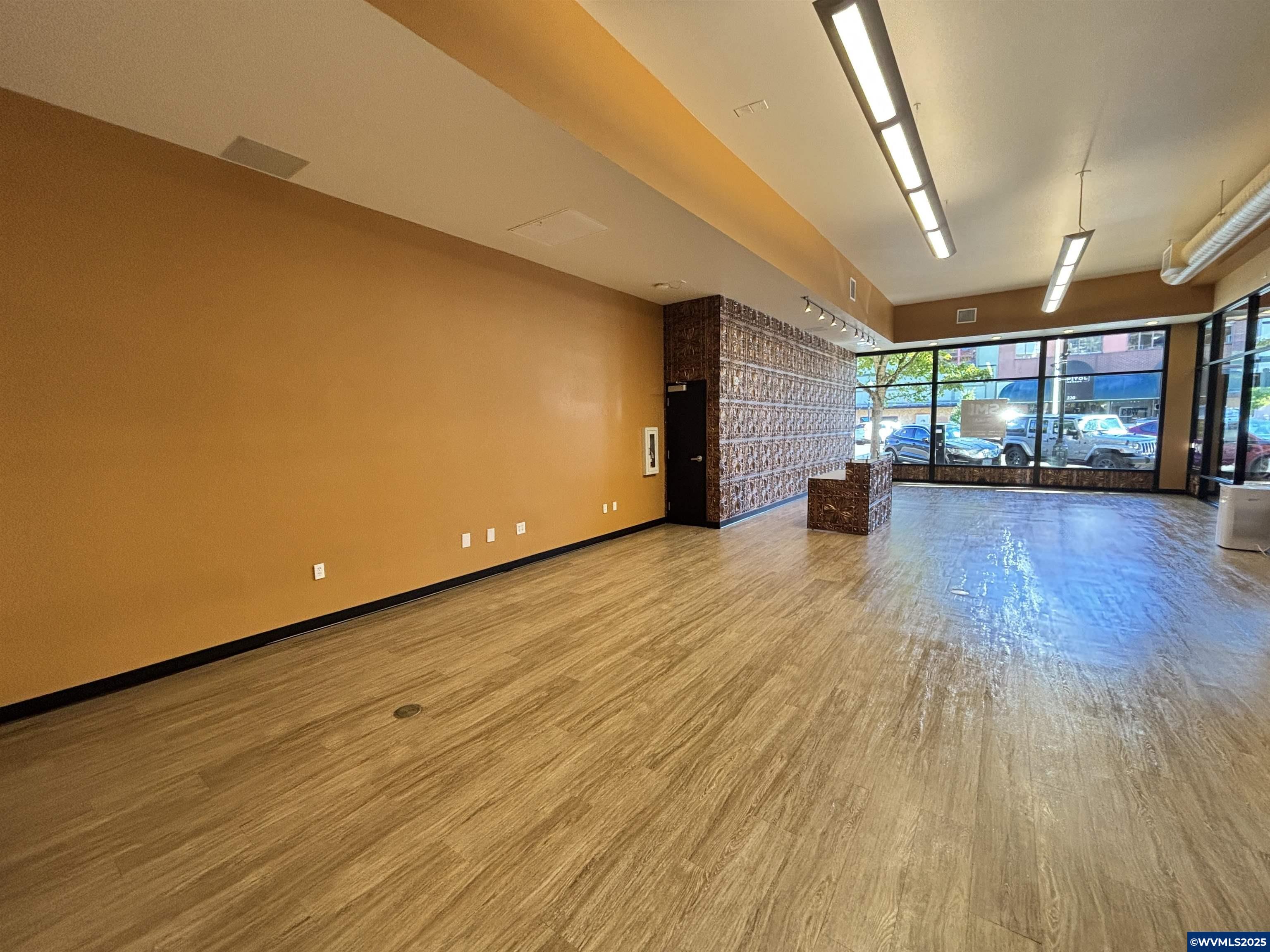 223 Commercial #102 St NE