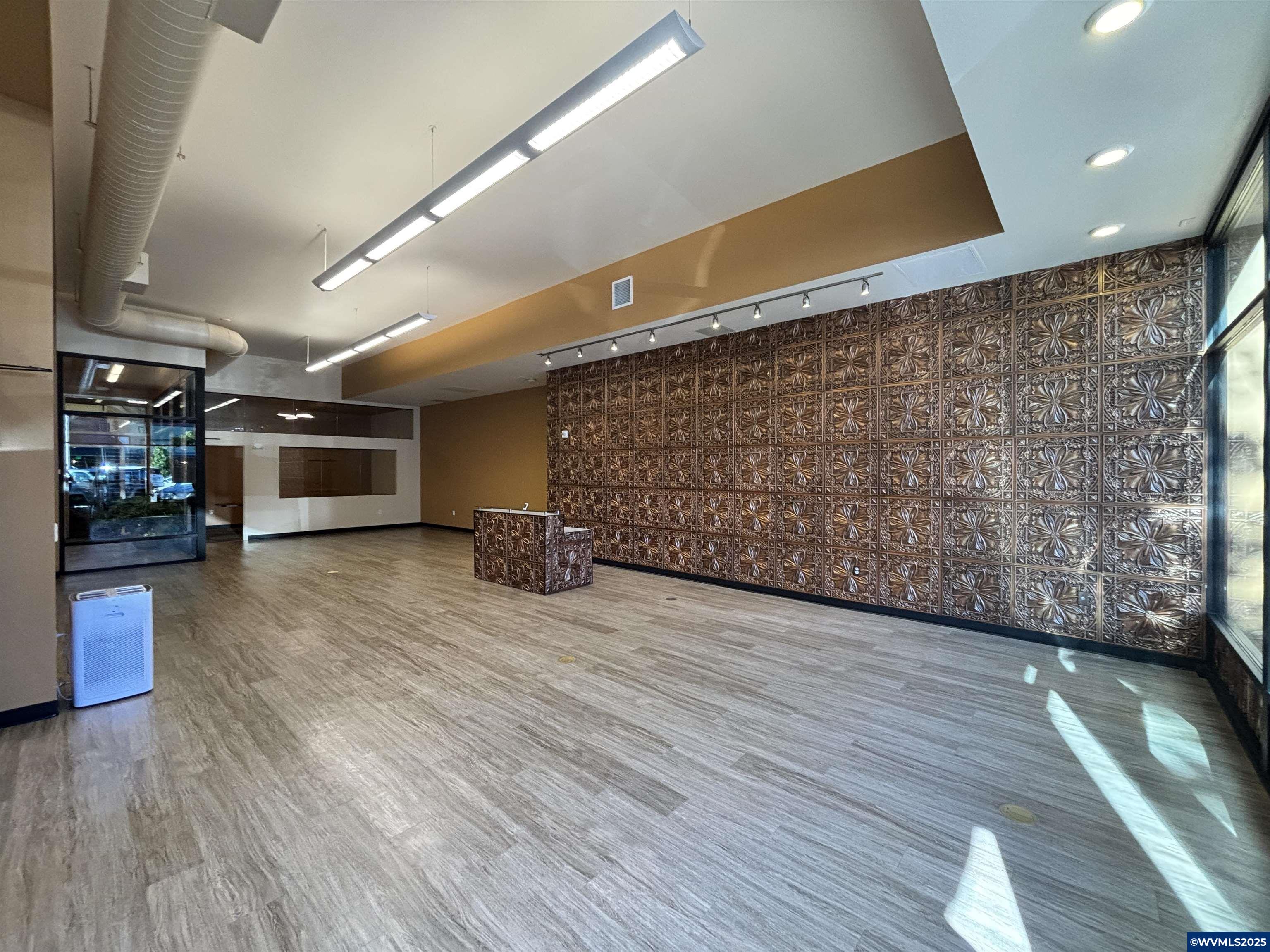 223 Commercial #102 St NE