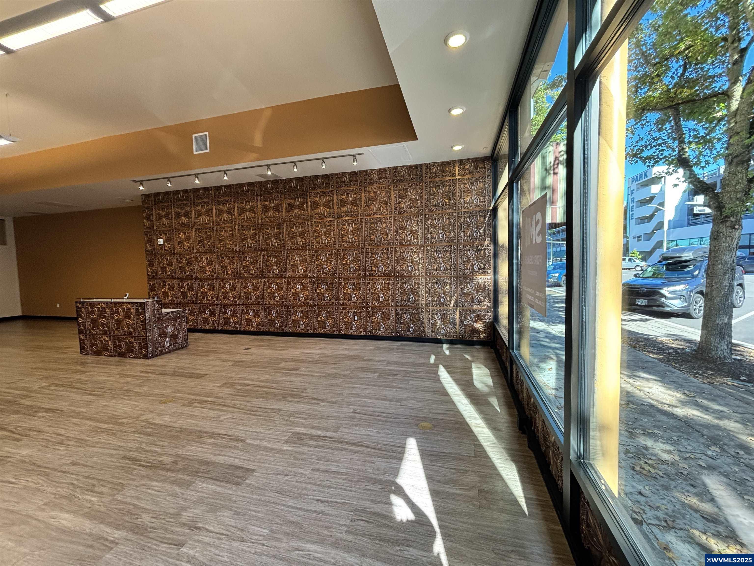 223 Commercial #102 St NE