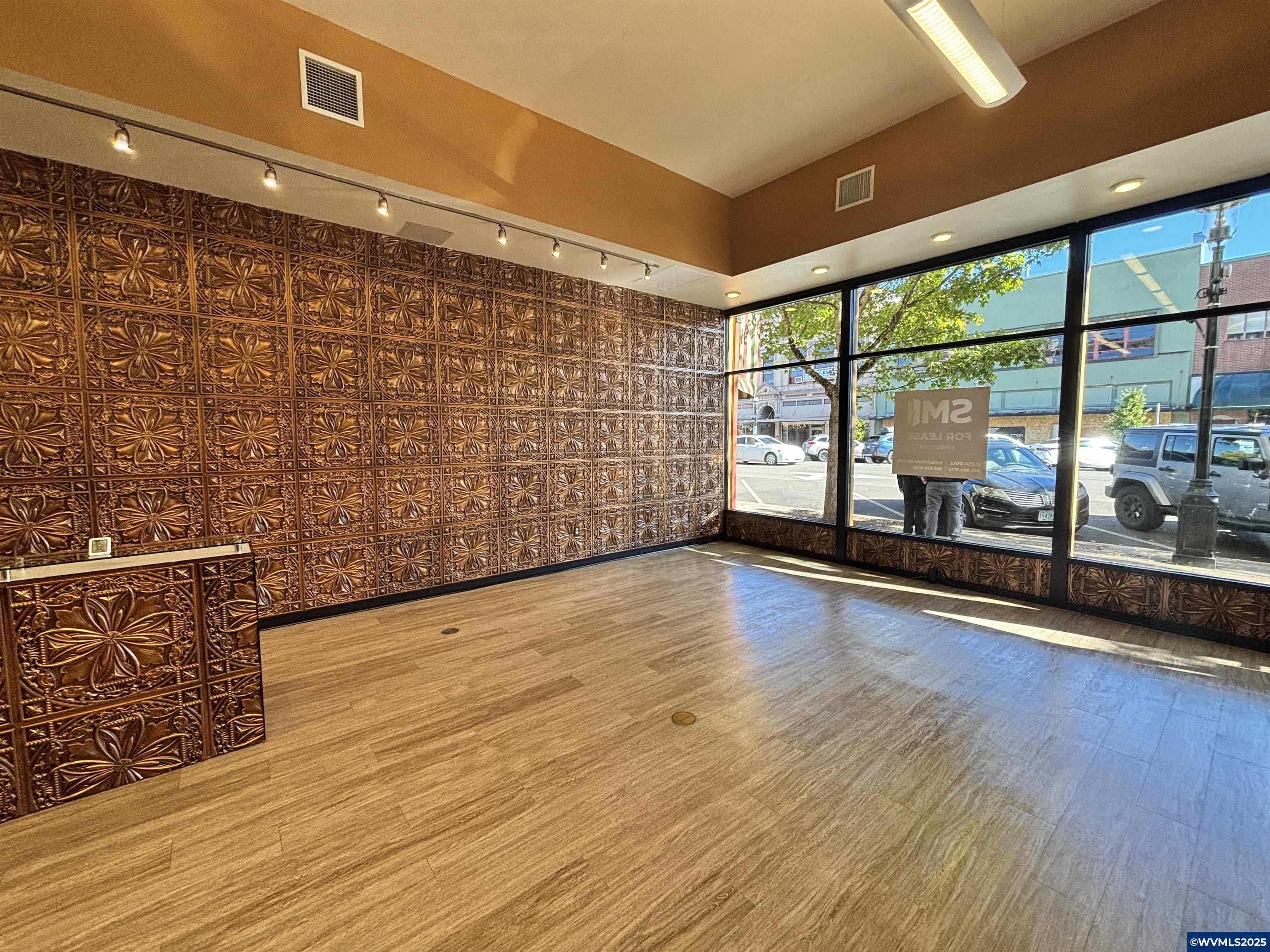 223 Commercial #102 St NE