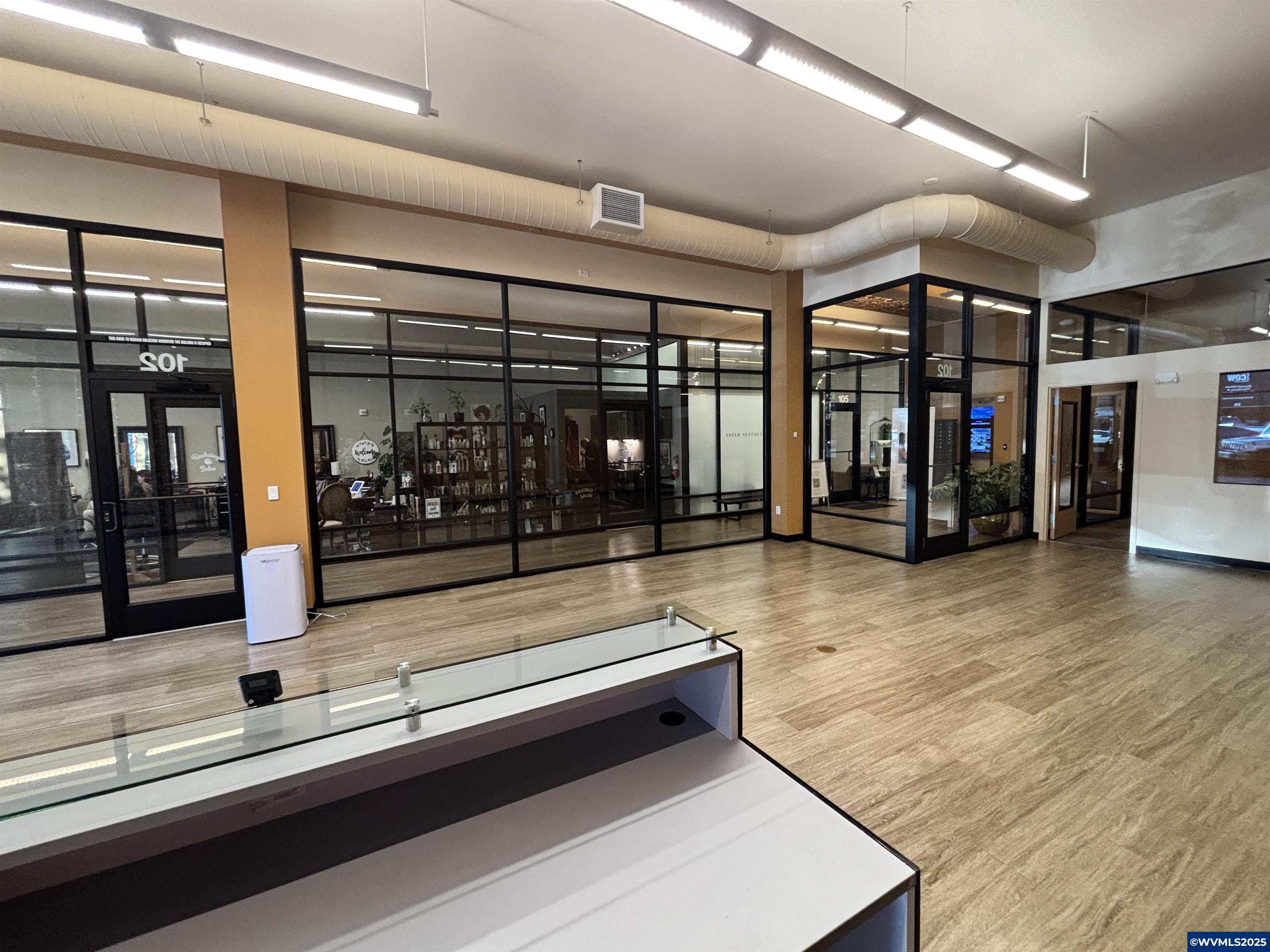 223 Commercial #102 St NE