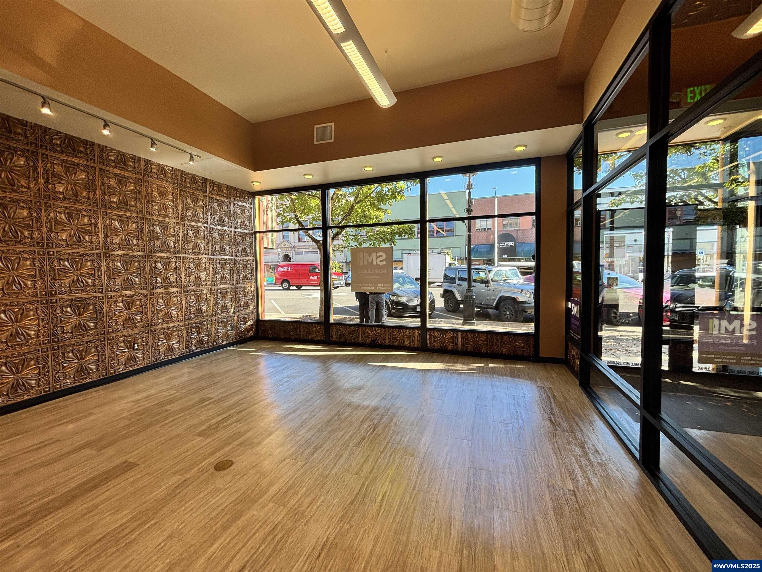 223 Commercial #102 St NE