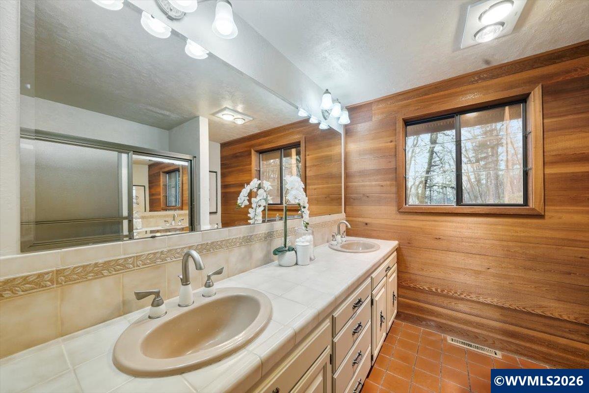 5000 NW Crescent Valley Dr