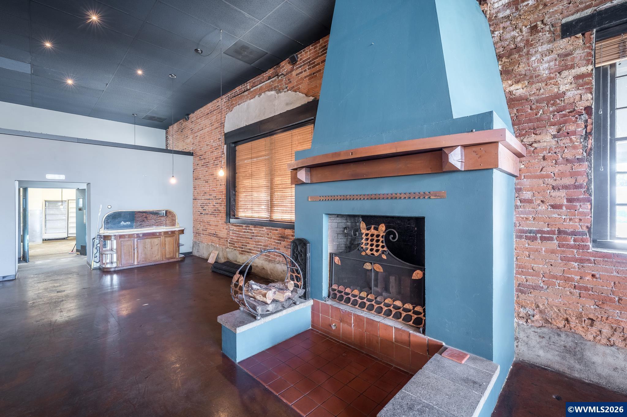 442 1st St W