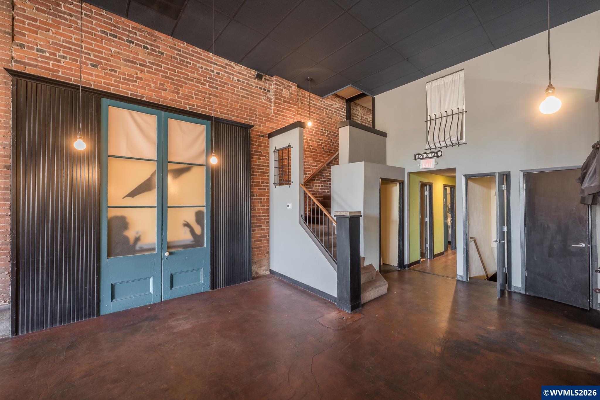 442 1st St W