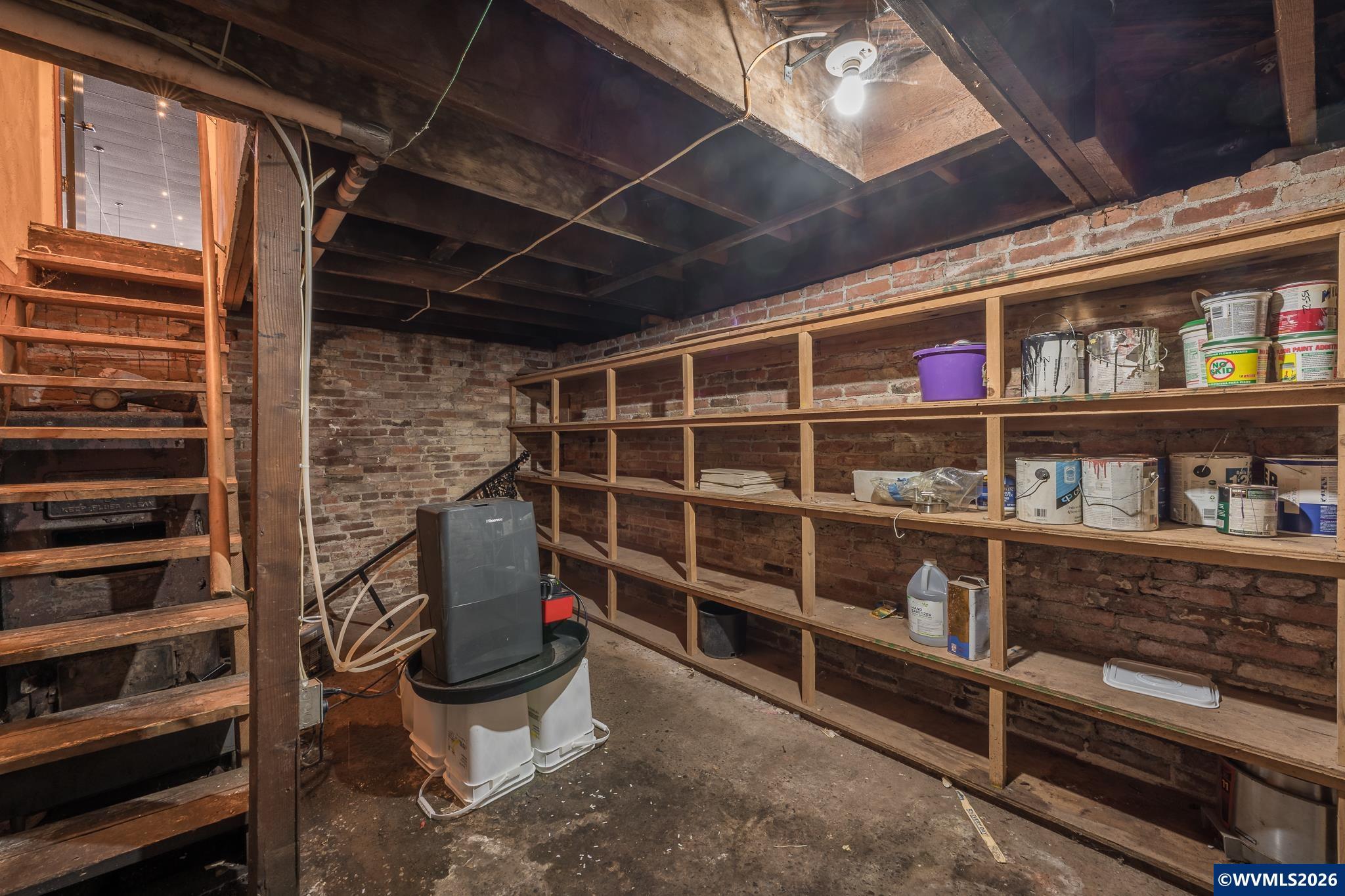 442 1st St W