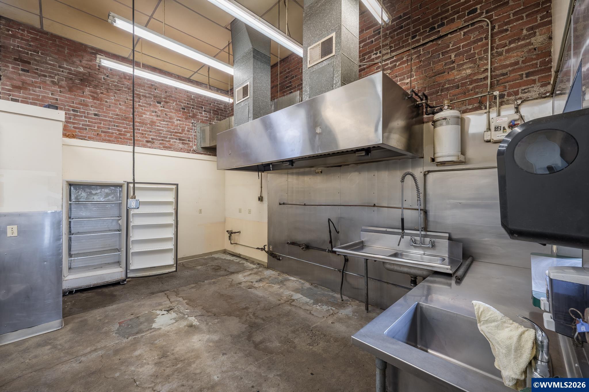 442 1st St W