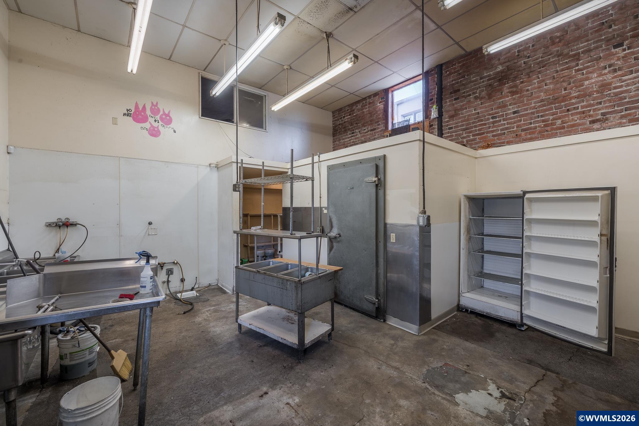 442 1st St W