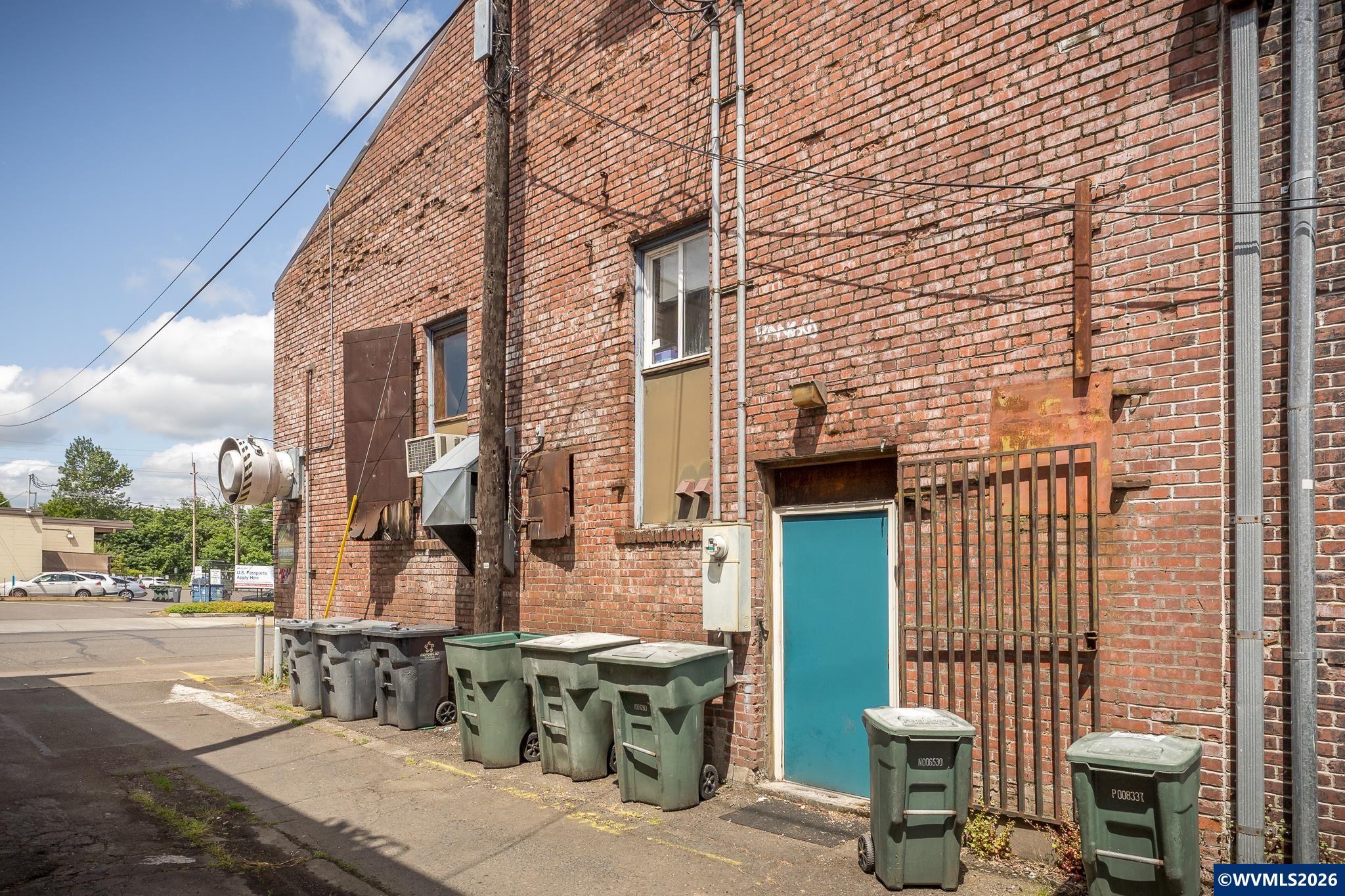 442 1st St W