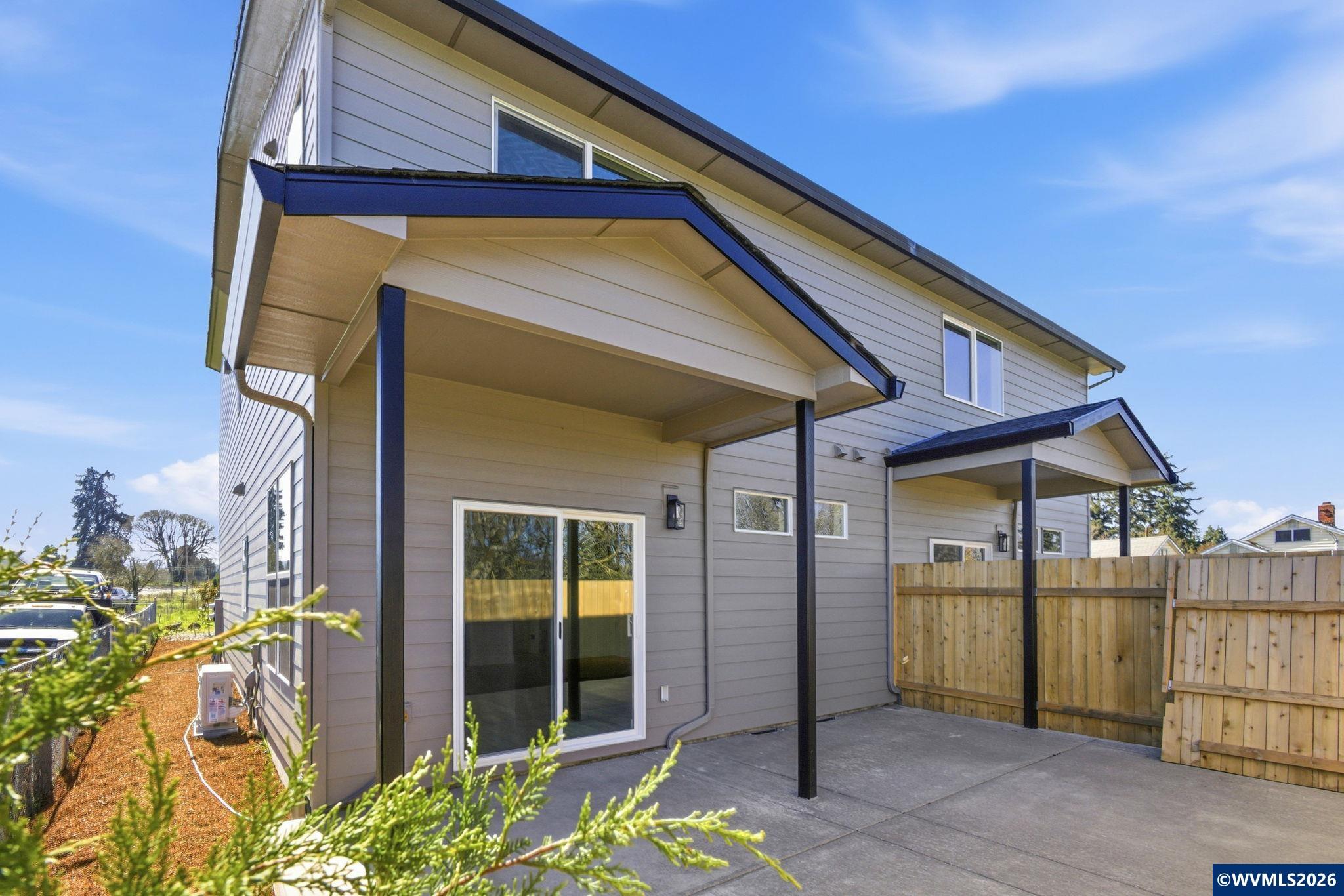 300 & 302 Seven Oaks Ln, Lebanon, OR, 97355