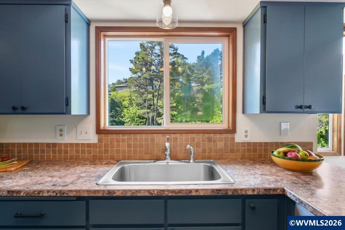 2015 NW Oceanview Dr
