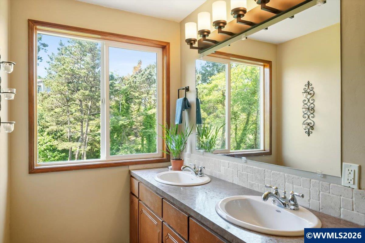 2015 NW Oceanview Dr