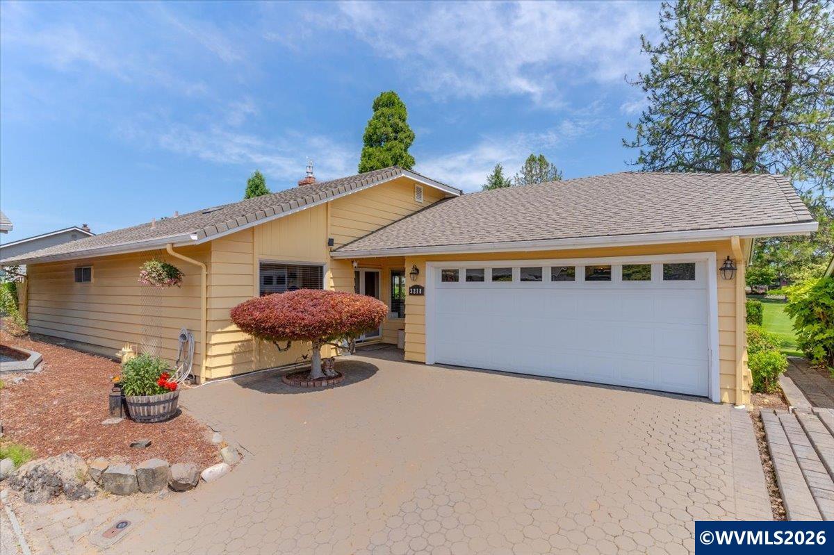 3218 Oakcrest Dr
