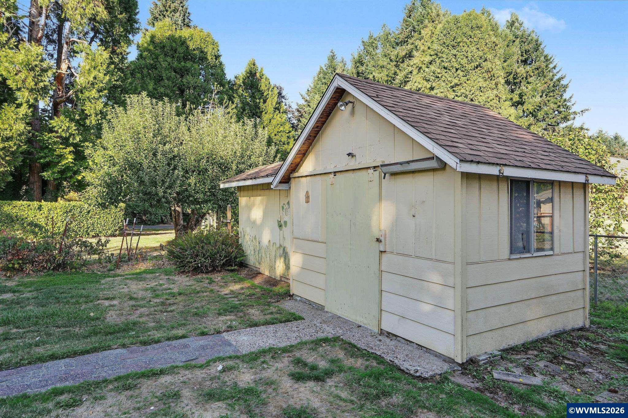 2555 NE Seavy Cir