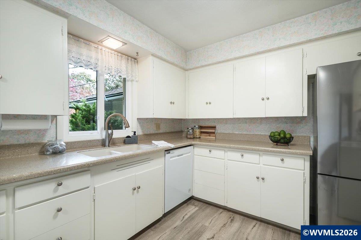 854 Madrona Av SE