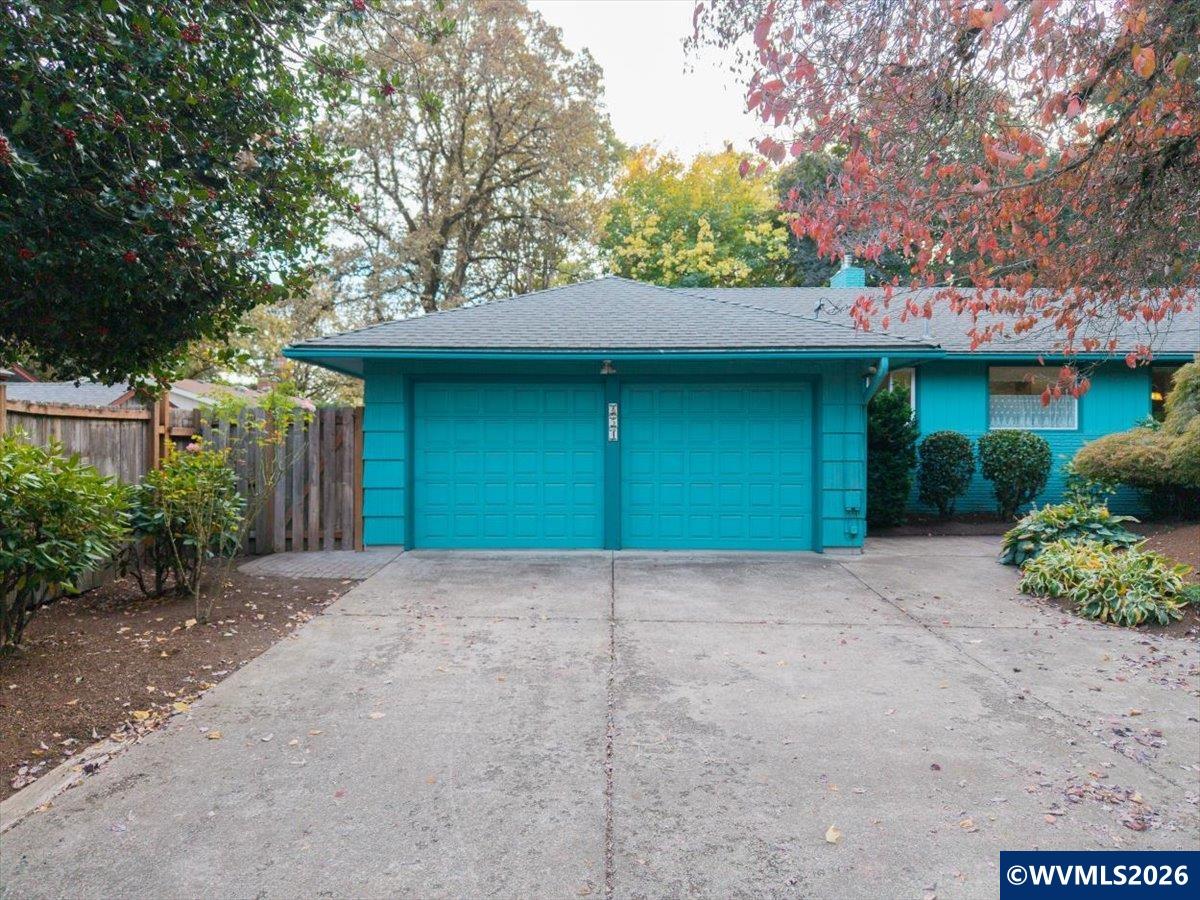 854 Madrona Av SE