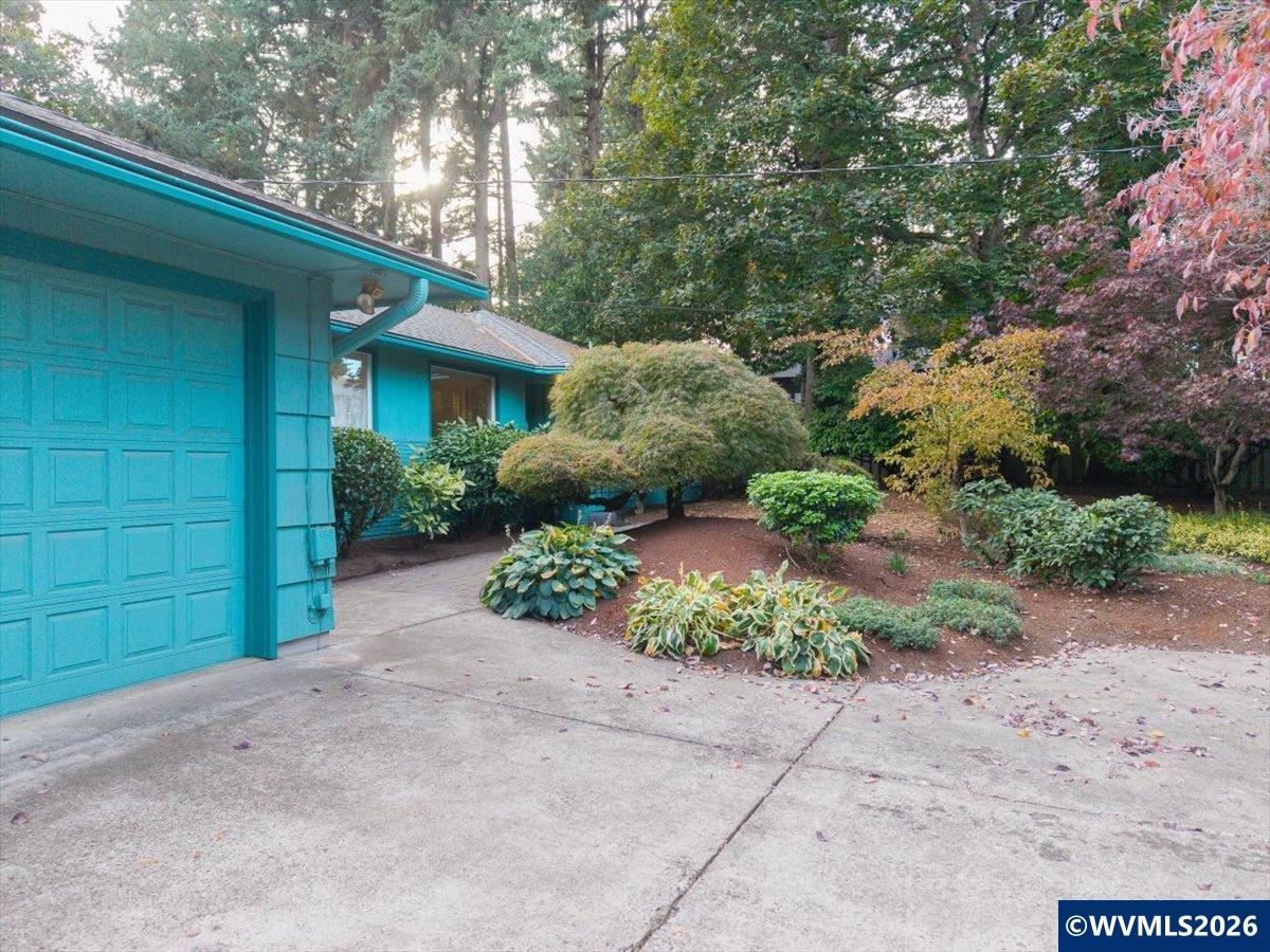 854 Madrona Av SE