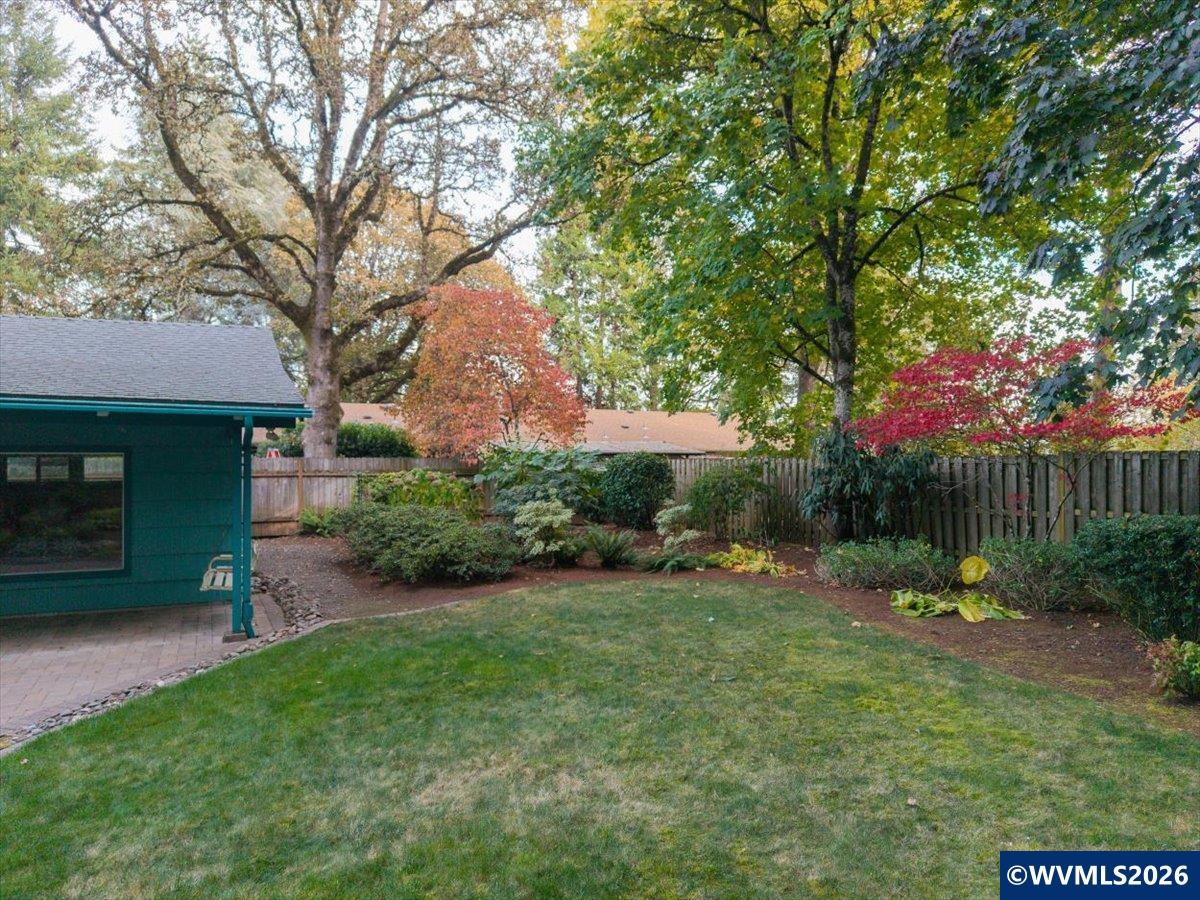 854 Madrona Av SE
