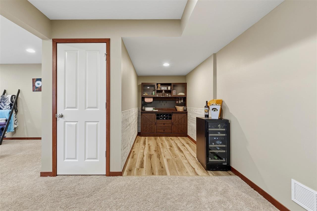 Ryan Cir, Coralville, IA, 52241