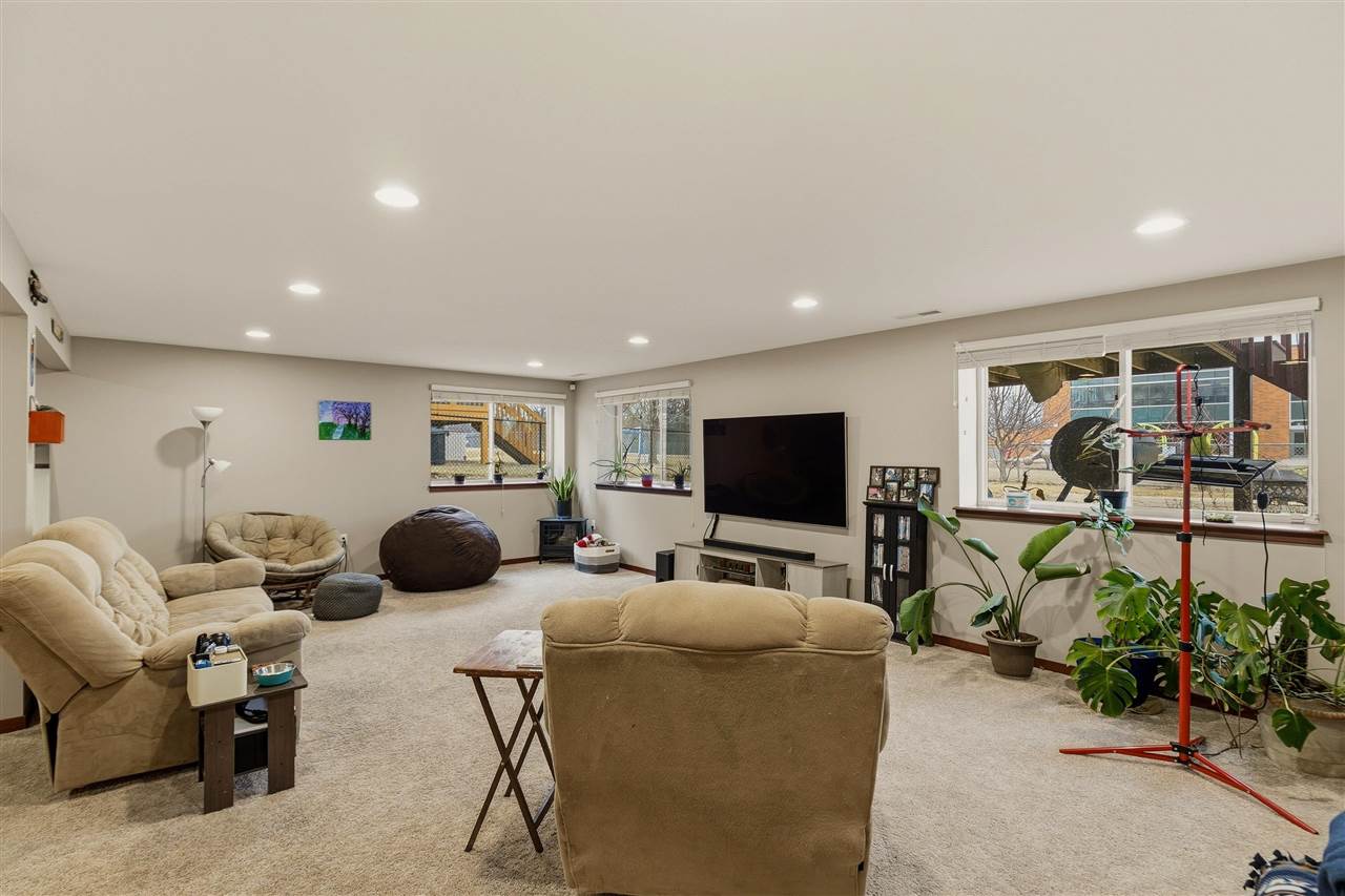 Ryan Cir, Coralville, IA, 52241