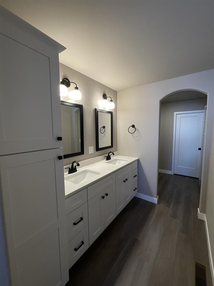 Coquina Ave, Tiffin, IA, 52340