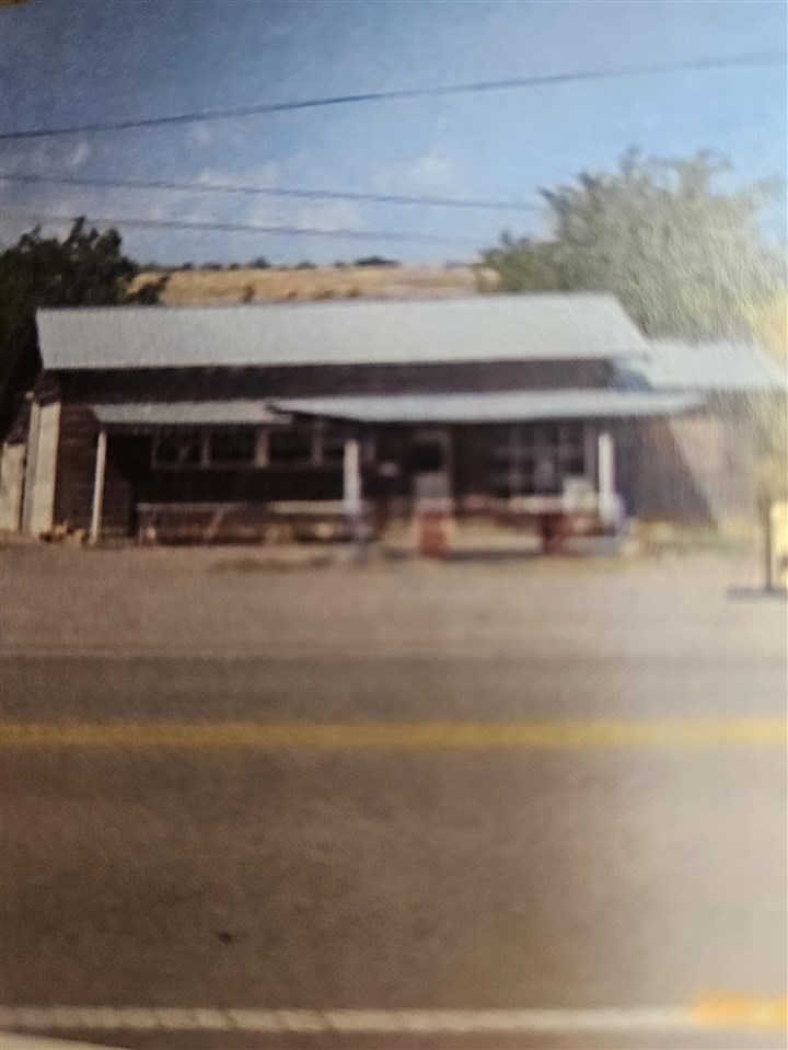 166 W Lake Dr, Medicine Park, OK, 73507-7788