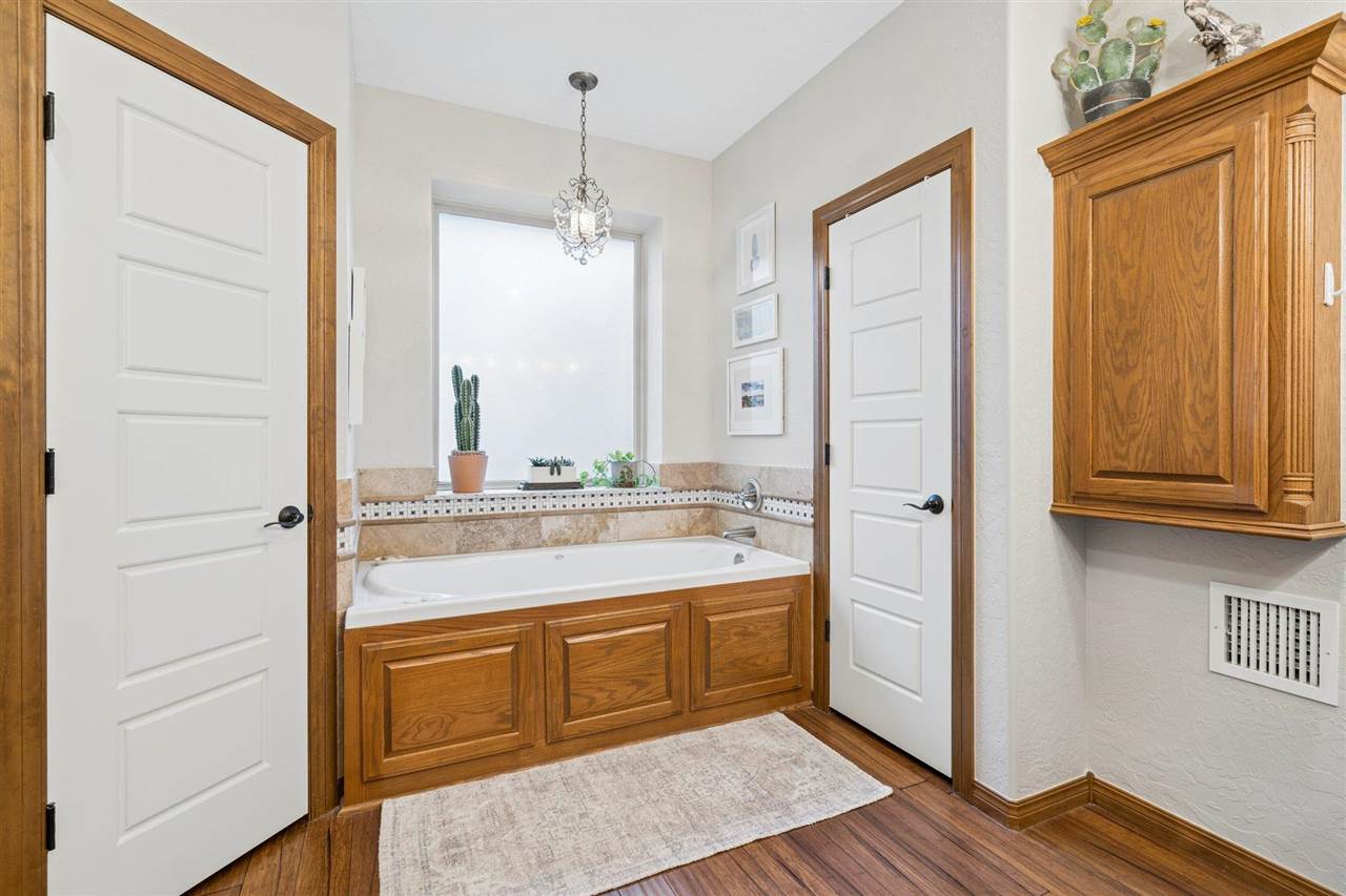 160 West Lake Dr., Medicine Park, OK, 73557