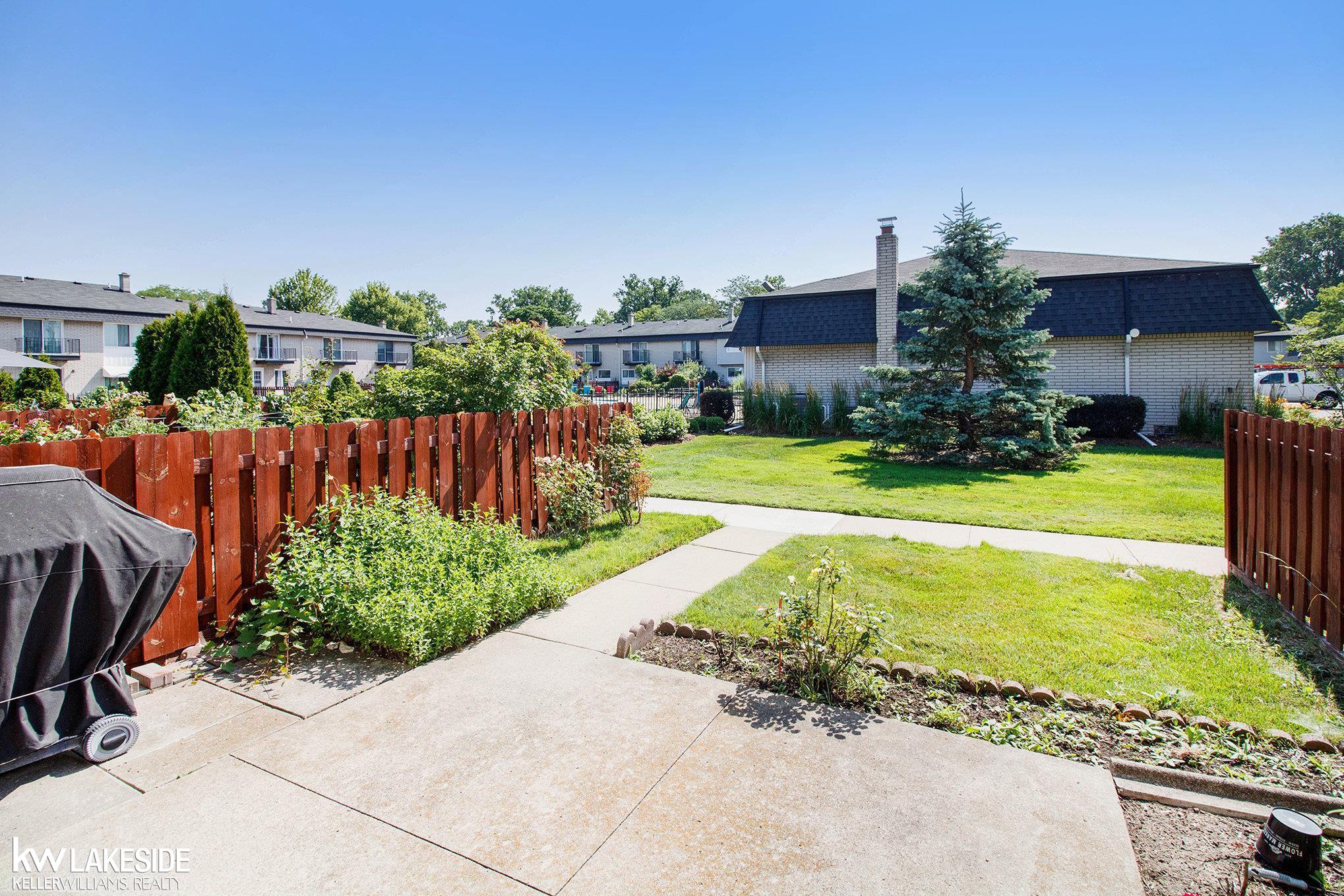 28306 Universal Drive photo 3