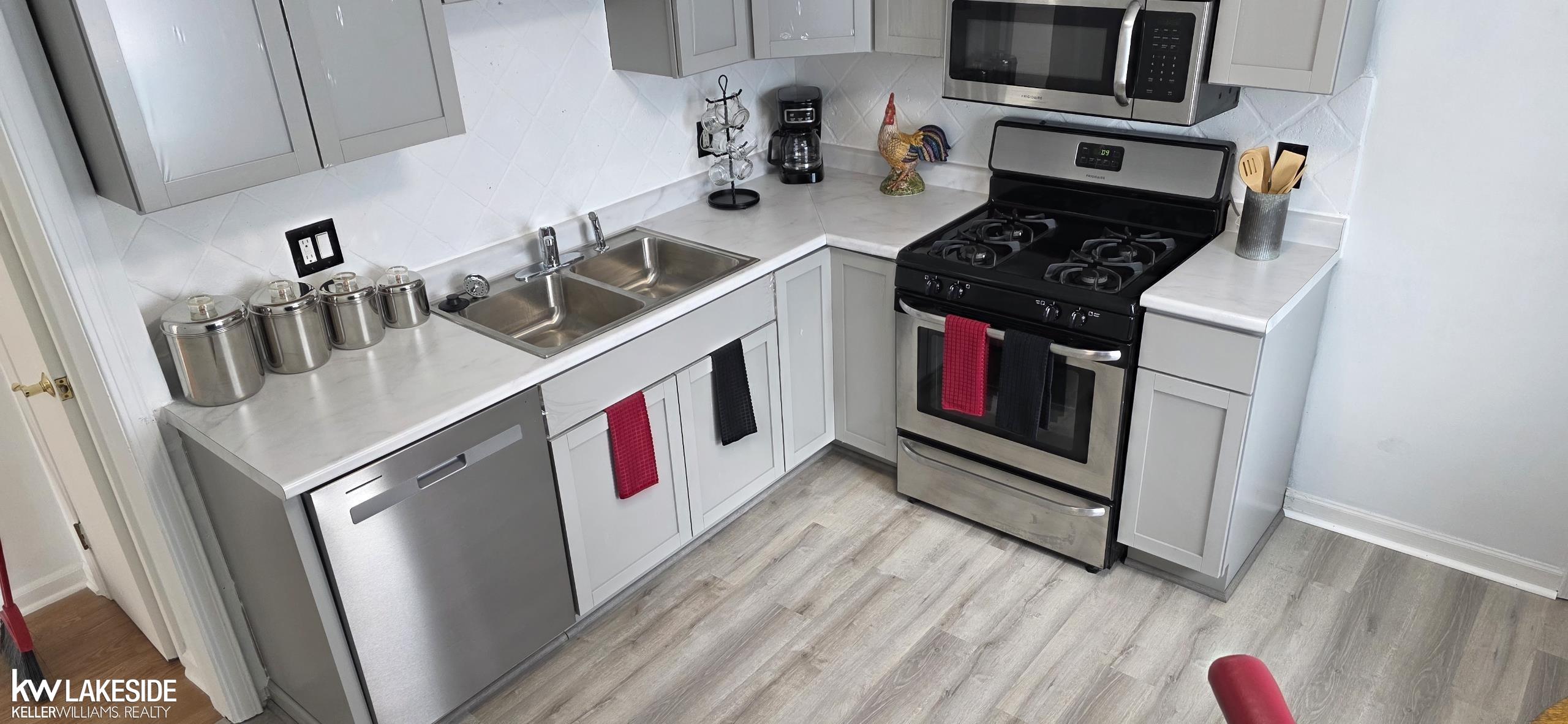 Center Line, MI, 48015