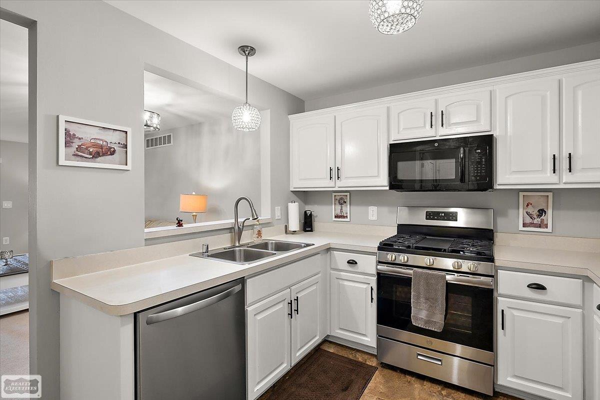 28737 Sheffield Ct Court, Chesterfield Twp, MI, 48047