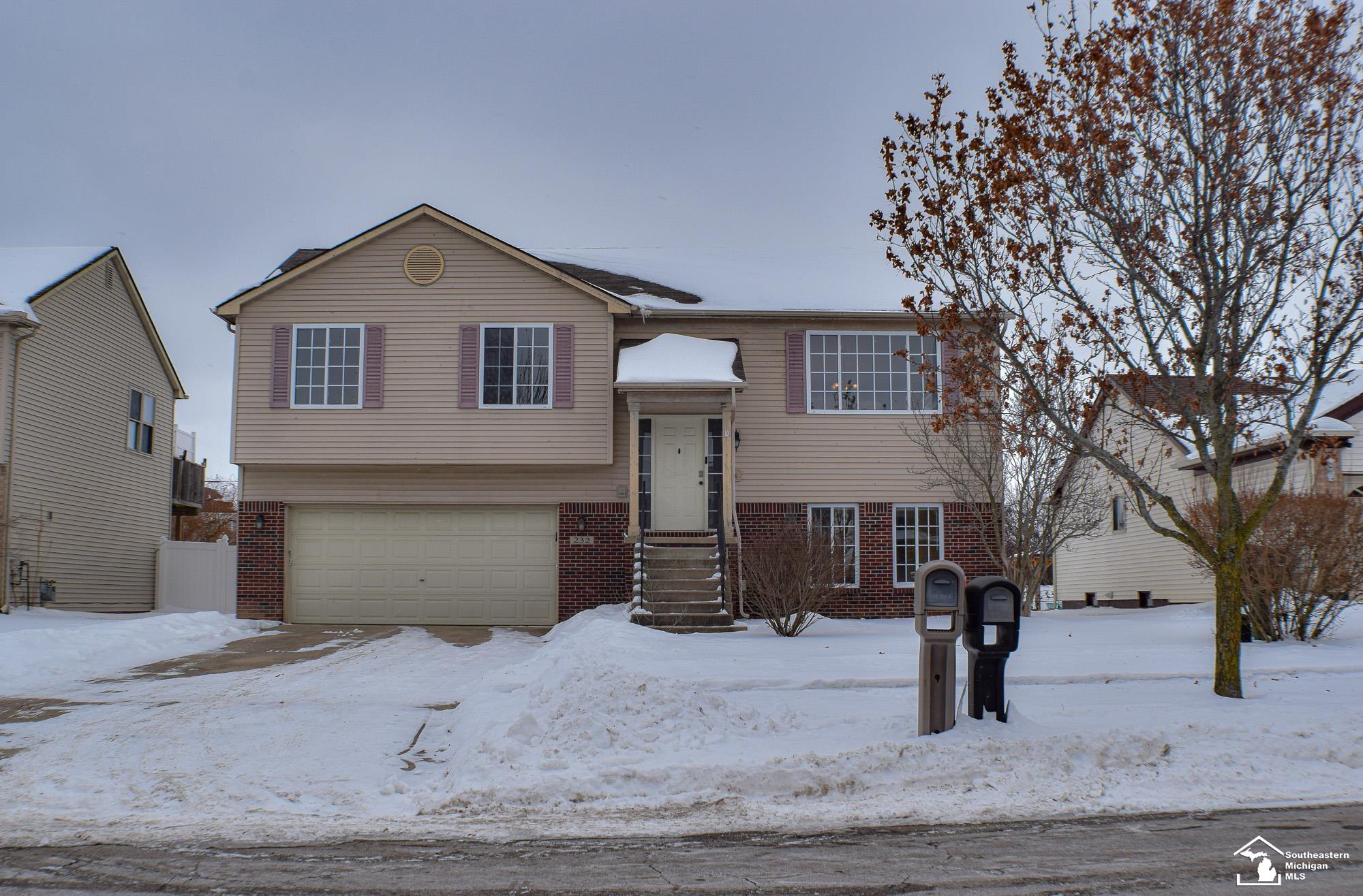 Homes for sale in Dundee, MI | 232 Dundee Ridge Dr, Dundee, MI 48131 | MLS# 50198399